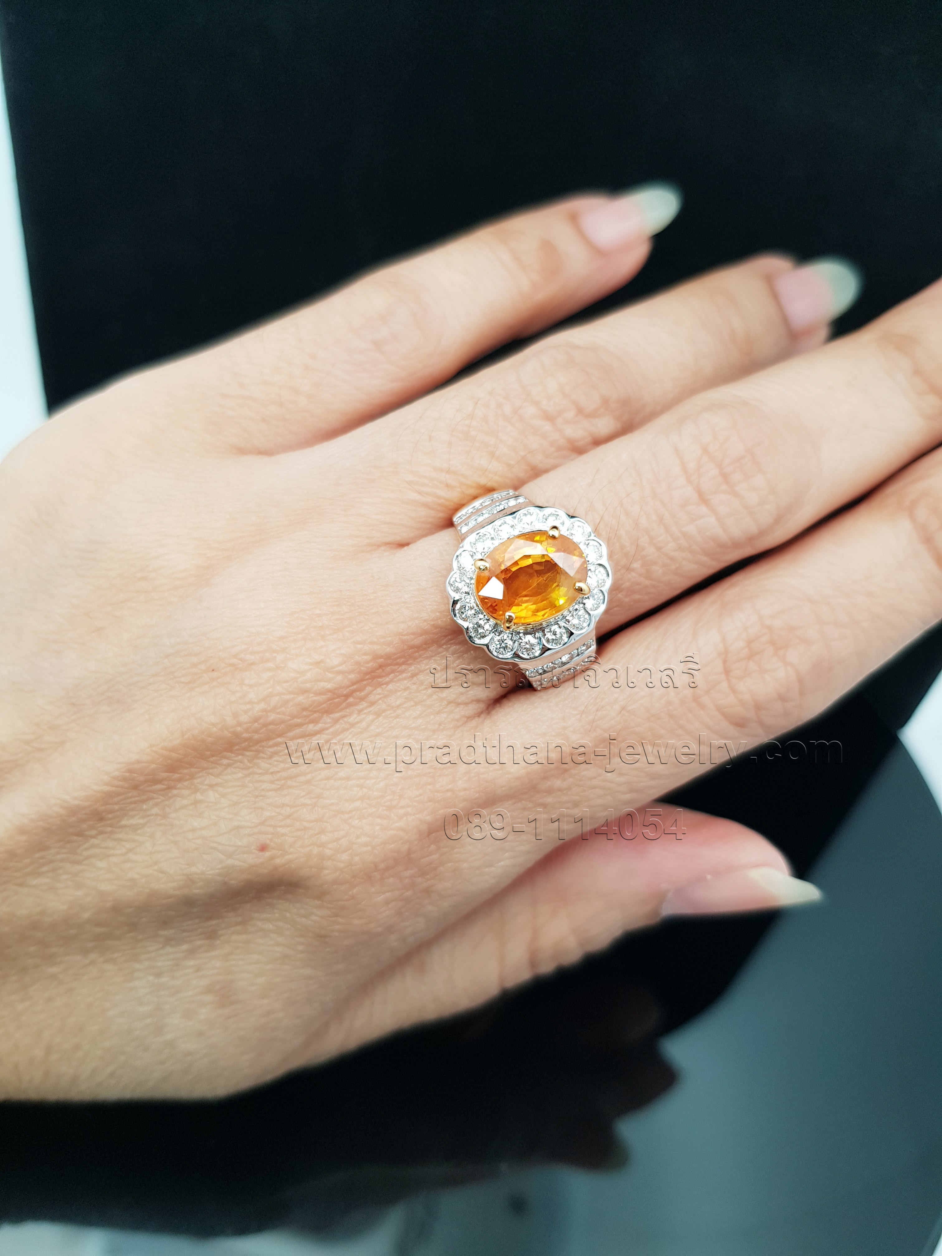 แหวนบุษราคัมประดับเพชร