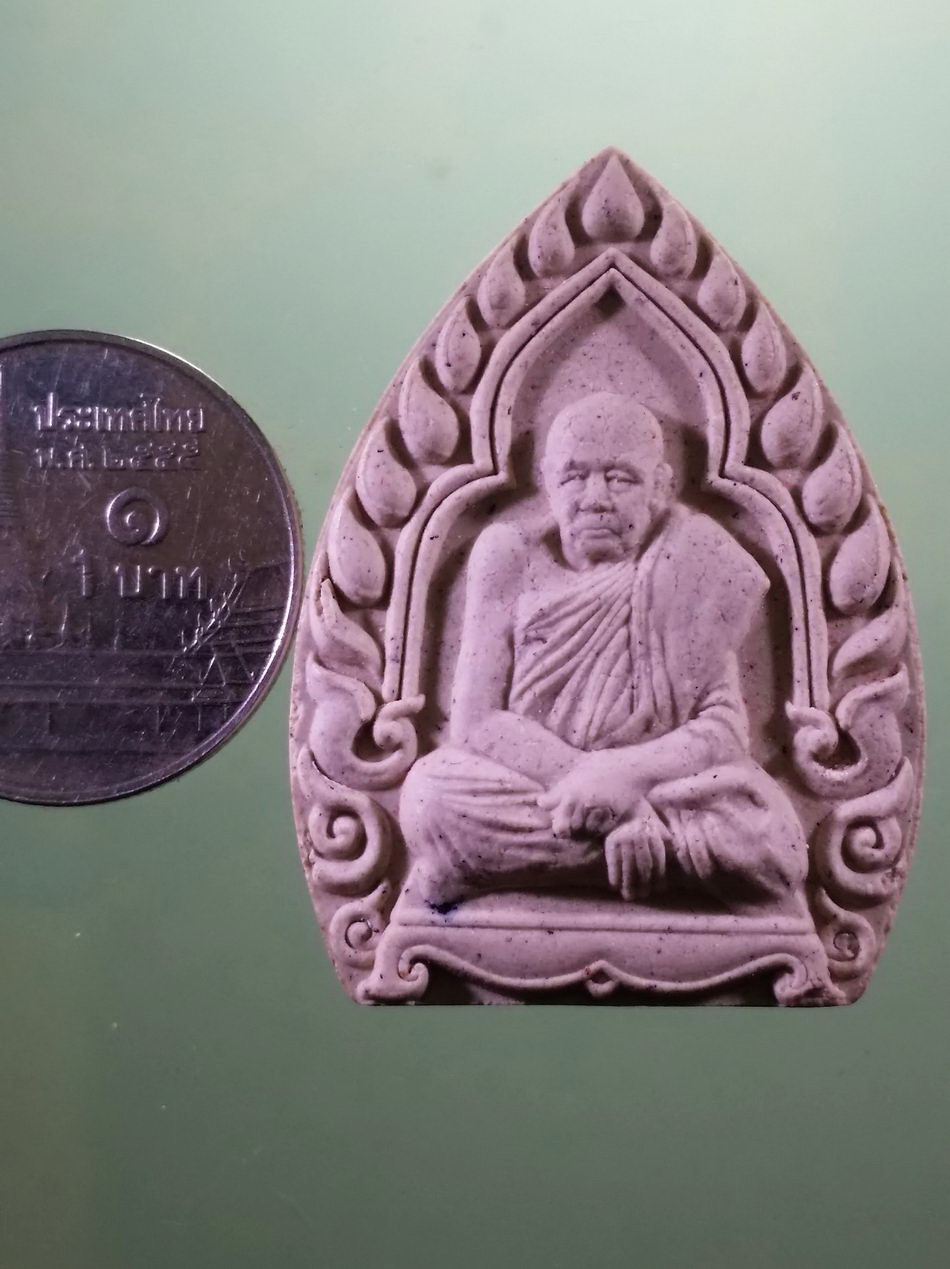 รหัสสินค้า พระมีกล่อง 3958 พระผงเจ้าสัวรับทรัพย์ รูปเหมือน หลังยันต์ตรีนิสิงเห หลวงปู่ทองดำ อินทวังโส รุ่น ฉลองอายุ 86 ปี วัดถ้ำตะเพียนทอง จังหวัดลพบุรี สร้างปี 2561 พระสวยกล่องเดิม