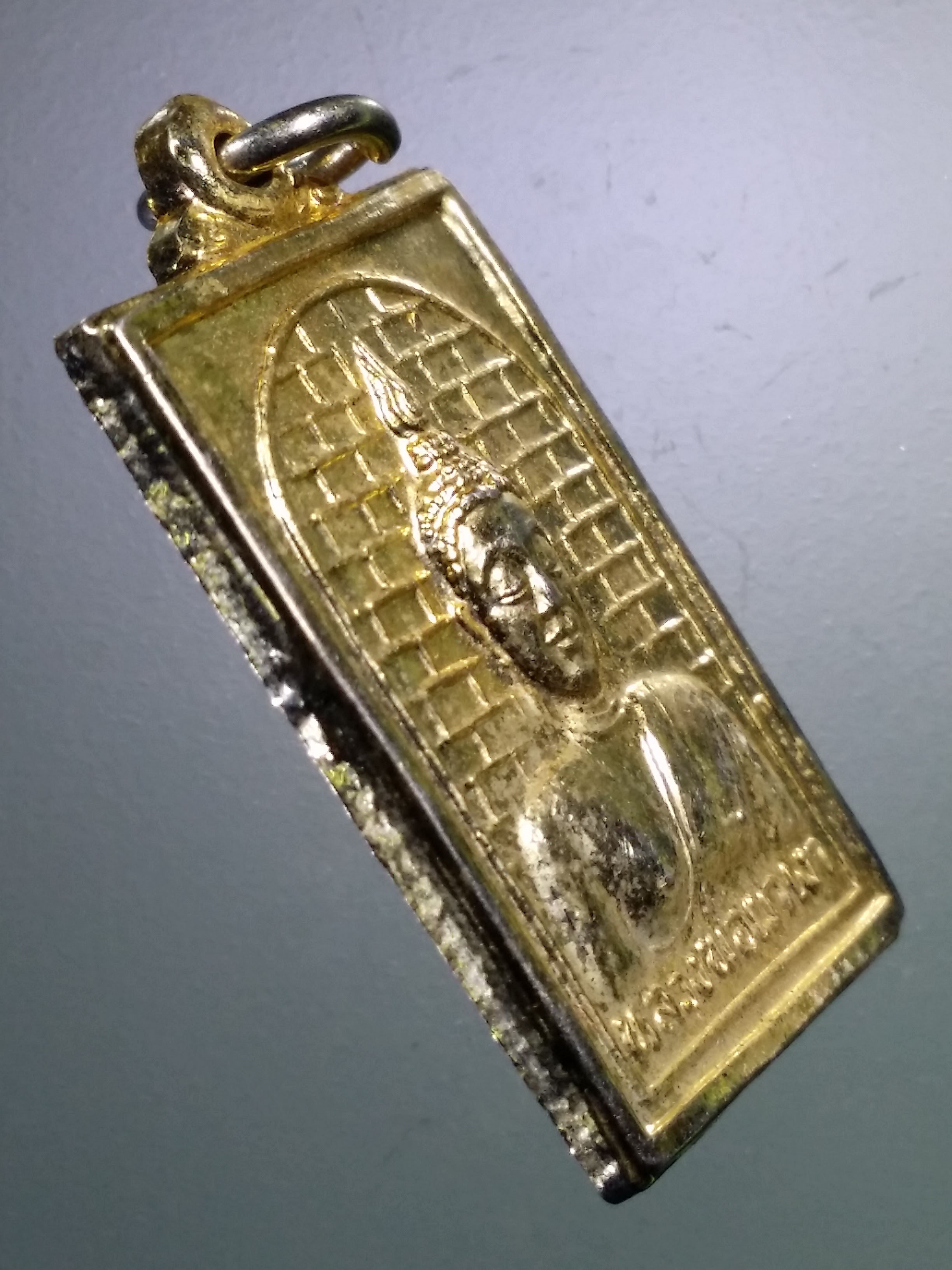 รหัสสินค้า เหรียญพระพุทธ 3904 เหรียญกะไหล่ทองหลวงพ่อผาเงา วัดพระธาตุผาเงา สร้างปี 2538 พิมพ์เล็ก รุ่นสมเด็จพระเทพฯ ทรงเสด็จเททอง