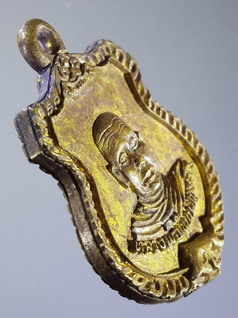 รหัสสินค้า เหรียญคณาจารย์ 1388 เหรียญหล่อเนื้อทองผสมหลวงพ่อเขียน วัดกระทิง เขาคิชฌกูฏ จังหวัดจันทบุรี พระรายการนี้ให้เช่าบูชาแล้ว