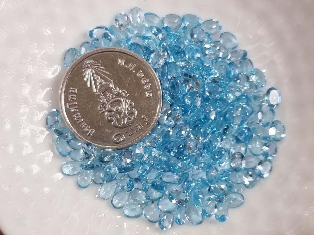 สวิสบลูโทปาสไข่ 4x3mm. 5 กะรัต