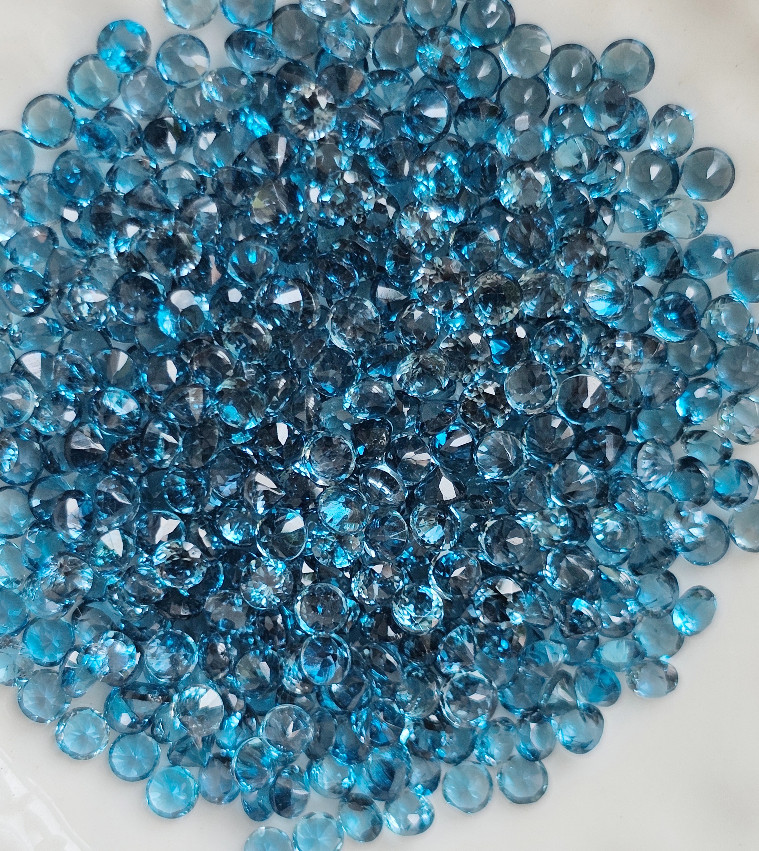 พลอยลอนดอนบลูโทปาสกลม 2.2 มม. 1 กะรัต