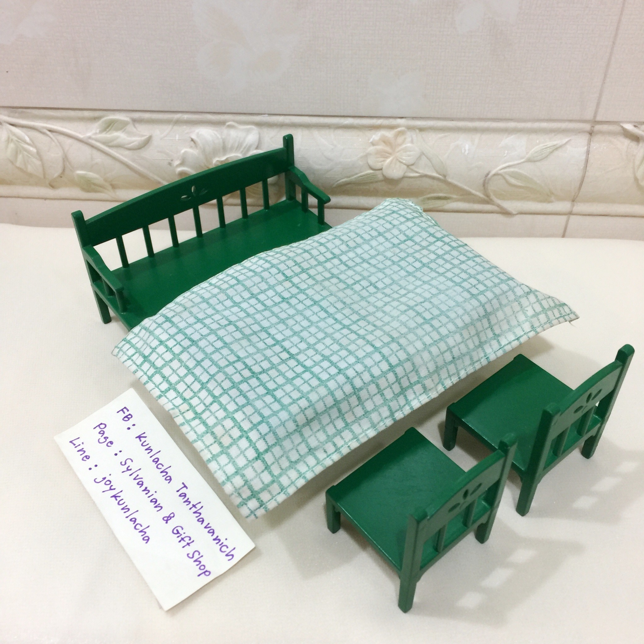 ชุดโต๊ะเก้าอี้ทานอาหาร พร้อมผ้าปูโต๊ะ มีรอยจากการเล่นบ้าง Table and Chairs Set : Sylvanian Families