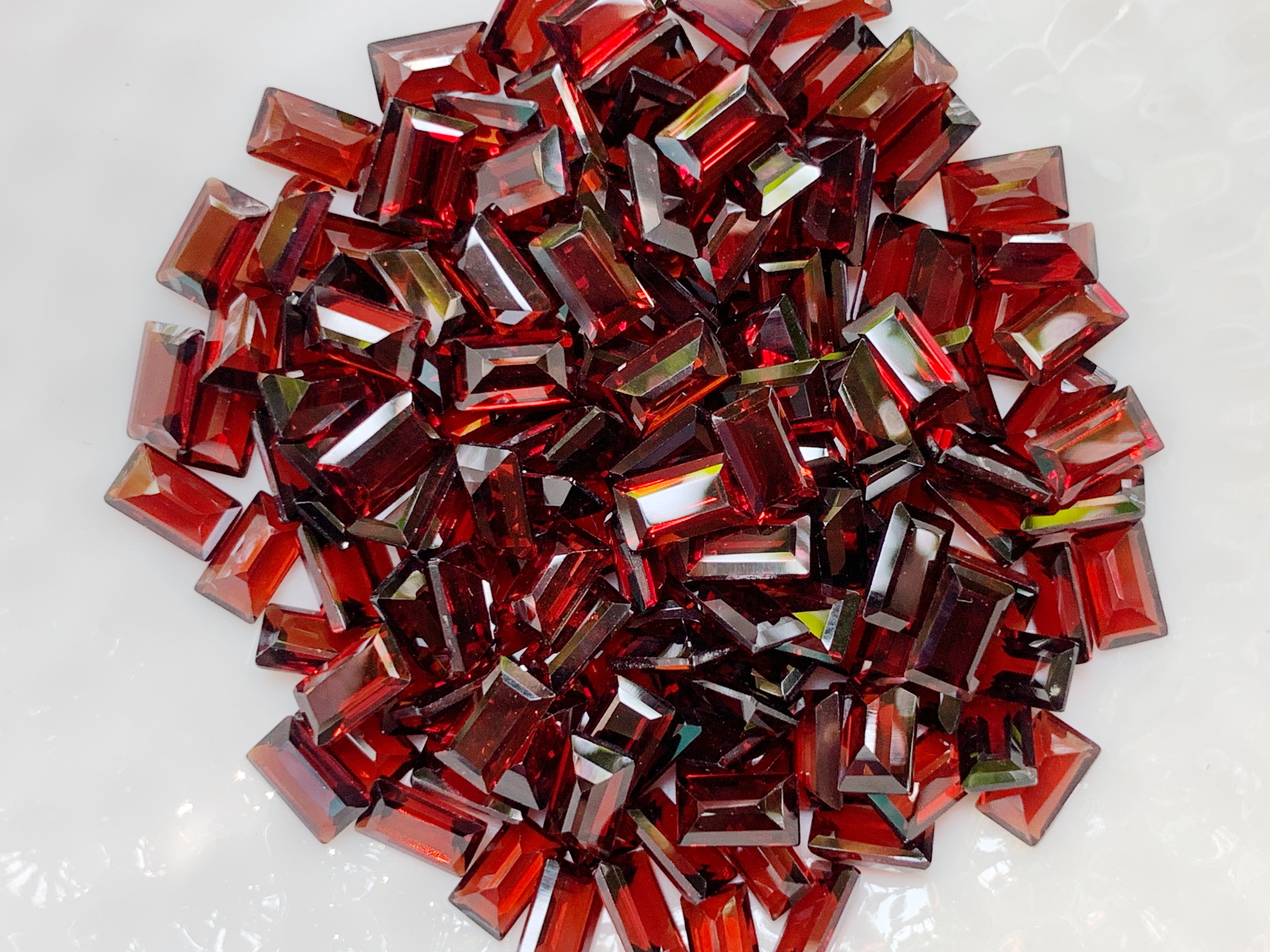 โกเมนสี่เหลี่ยม 5x3 มม. 5 กะรัต