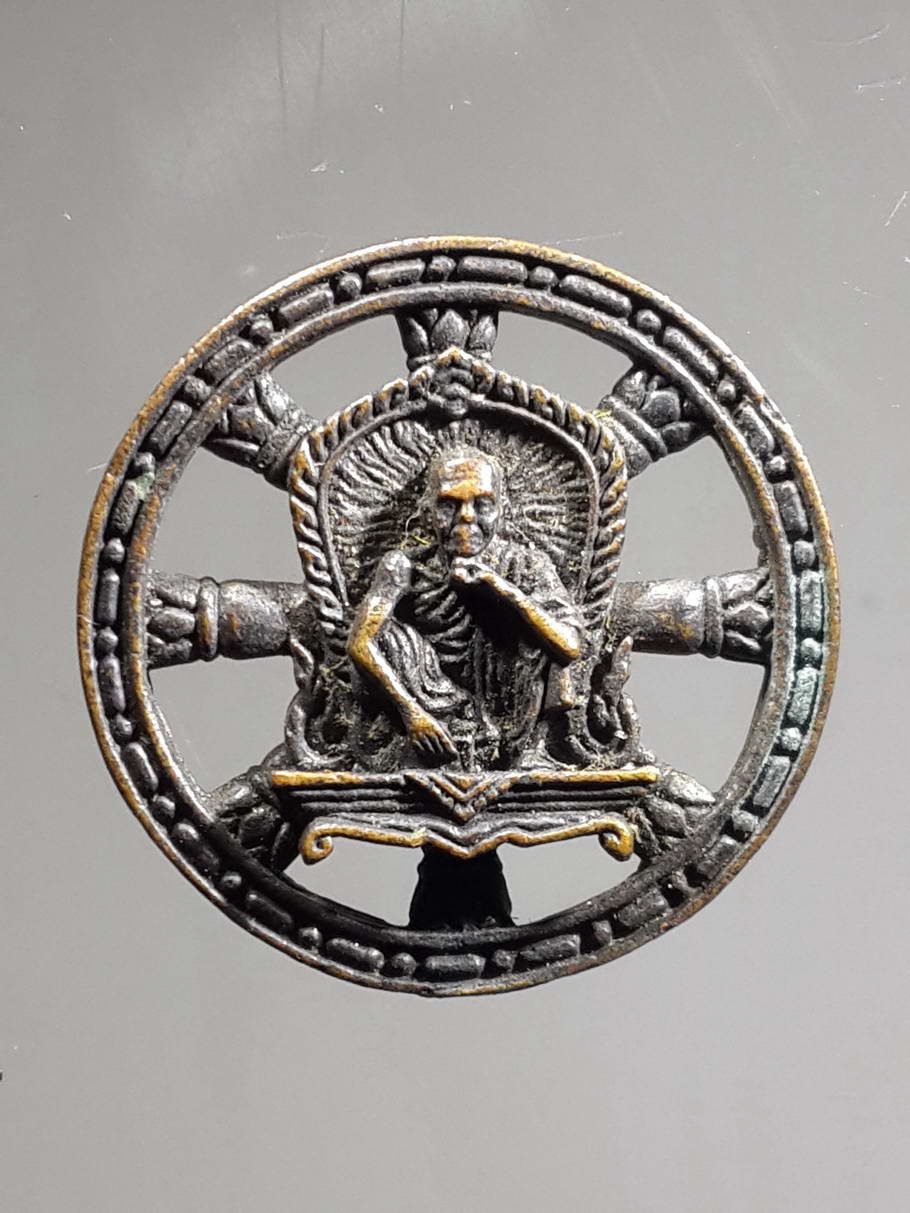 รหัสสินค้า พระกริ่ง พระหล่อ 357 เหรียญหล่อธรรมจักร หลวงพ่อคูณ วัดบ้านไร่ รุ่นเสาร์ 5 คูณทรัพย์แสนล้าน สร้างปี 2539 พระรายการนี้ให้เช่าบูชาแล้ว