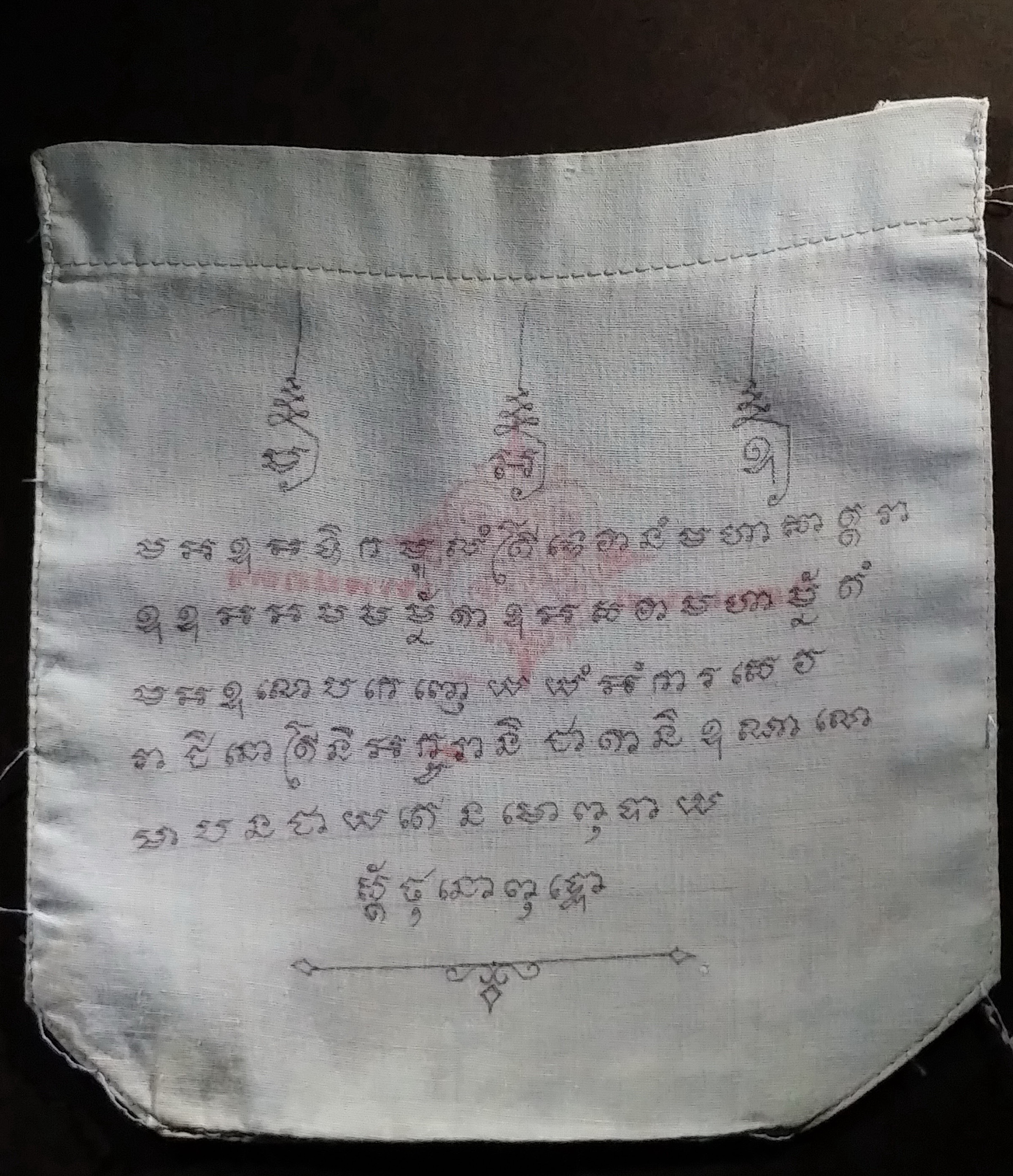 รหัสสินค้า ผ้ายันต์สำนักต่างๆ 029 ผ้ายันต์ตรีเทพ เขียนมือ สํานักไสยเวทย์เทพย์อุดร
