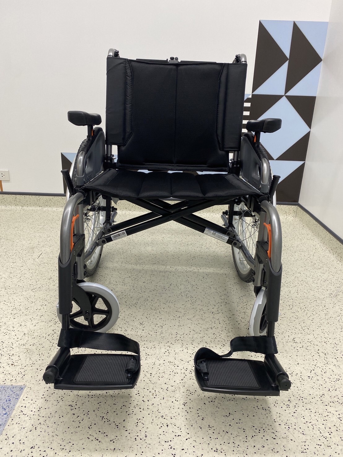 รถเข็นอลูมินัมอัลลอยด์คาร์ม่า ไซร์ใหญ่พิเศษ Karma รุ่น Flexx HD (KM-8022) เบาะกว้างพิเศษ 22 นิ้ว รองรับน้ำหนักสูงสุด 170 กิโลกรัม เหมาะสำหรับ คนมีรูปร่างใหญ่, คนที่มีน้ำหนักมาก, คนไซร์ฝรั่ง สูง ใหญ่ ของแท้ รับประกันศูนย์ไทย 5 ปี