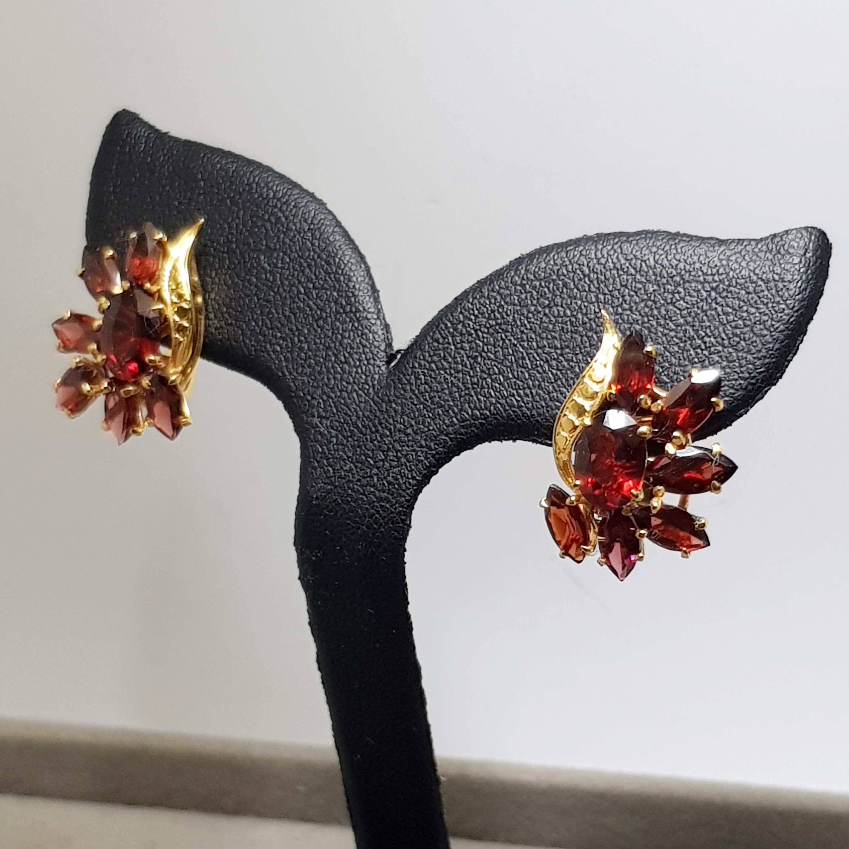 ต่างหูโกเมนลายช่อดอกไม้ **ขายแล้ว**