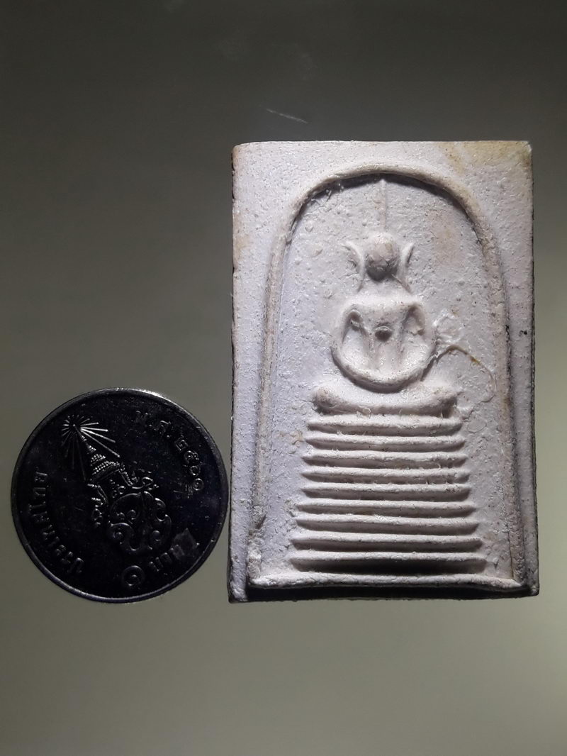 รหัสสินค้า พระเนื้อดิน ผง ว่าน 10504 พระสมเด็จฐาน 9 ชั้น แช่น้ำมนต์ หลวงปู่บุดดา ถาวโร วัดกลางชูศรีเจริญสุข จังหวัดสิงห์บุรี