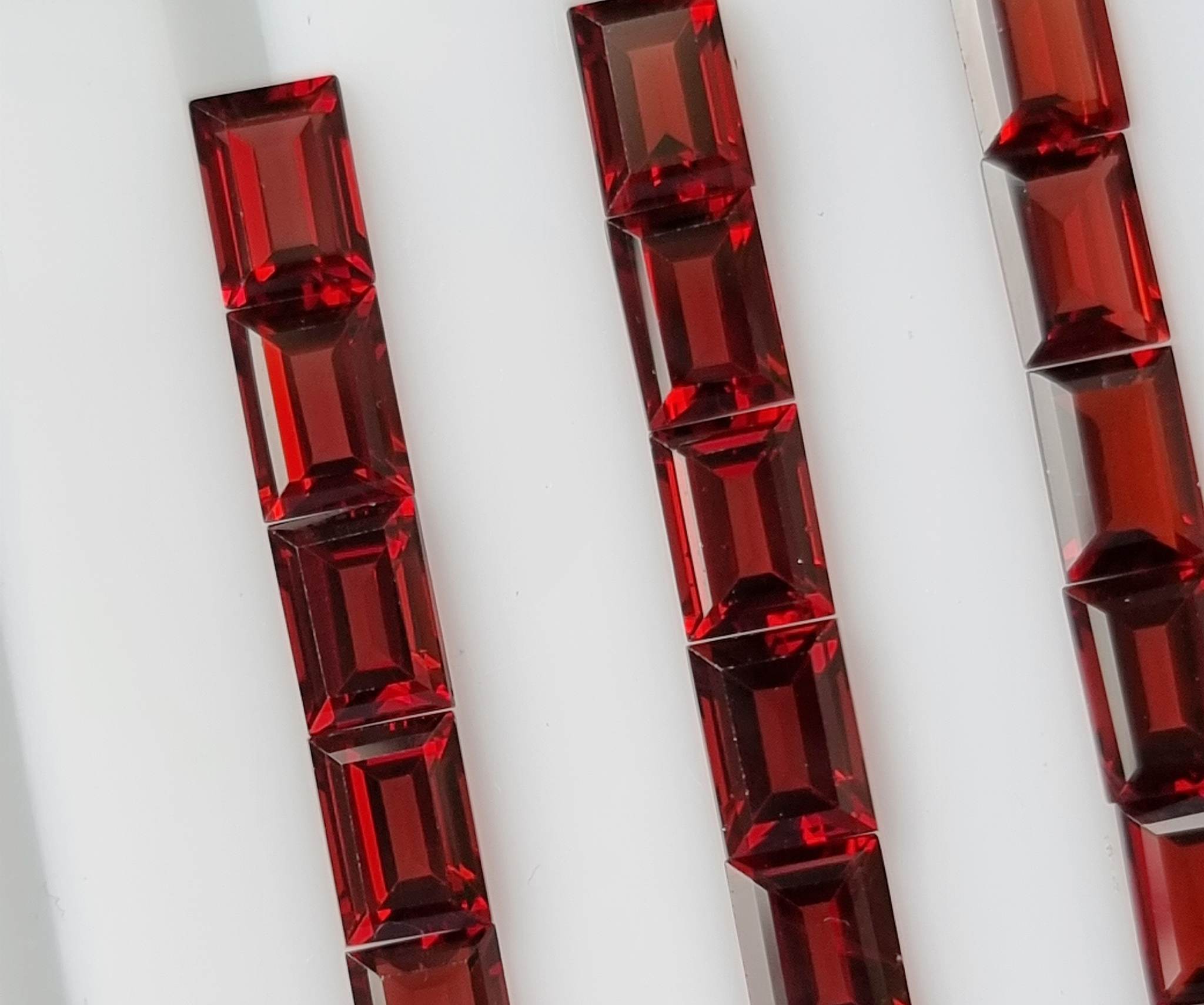 โกเมนสี่เหลี่ยม 7x5 มม. 5 กะรัต