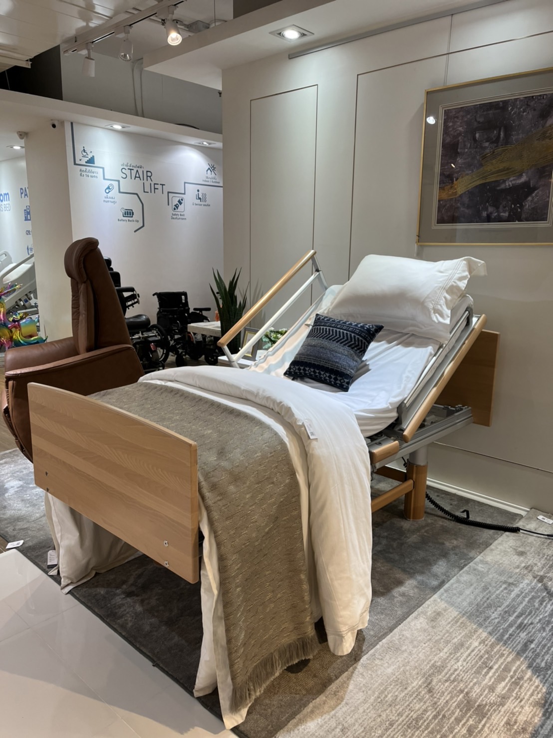 เตียงผู้สูงอายุปรับไฟฟ้าแบรนด์ Volker Bed รุ่น 3080MA จากประเทศเยอรมนี + แถมพิเศษ ที่นอนป้องกันแผลกดทับ HP Blue จากเยอรมนี + ชุดผ้าปูที่นอน + ผ้ายาง + เก้าอี้นั่งอาบน้ำ + ไม้เท้า (รุ่น TOP)