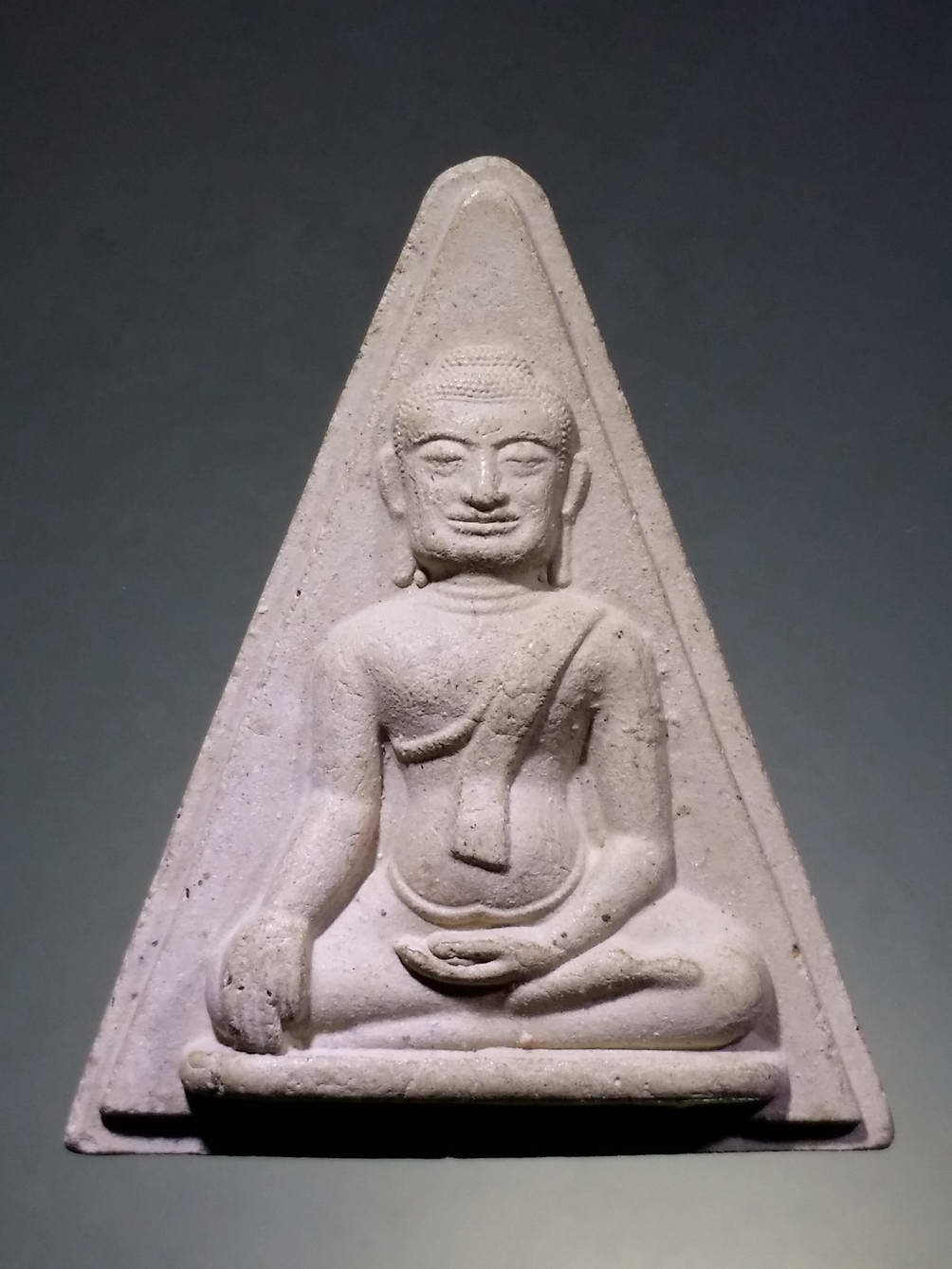 รหัสสินค้า พระไม่ทราบที่ 258 พระนางพญาเนื้อผง พิมพ์สามเหลี่ยม หลังยันต์ ไม่ทราบที่