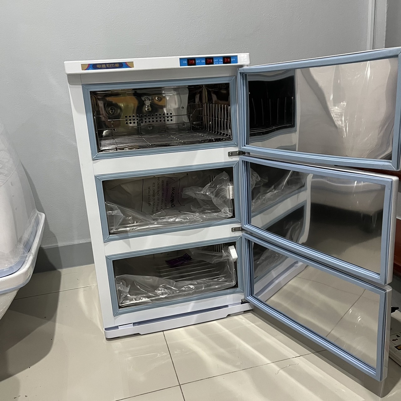 ตู้อบผ้าร้อน 3ประตู ใช้อบผ้าร้อน ผืนเล็กได้ 50-60ผืน เหมาะกับใช้ในสถานบริการความงาม คลินิก สปา โรงแรม