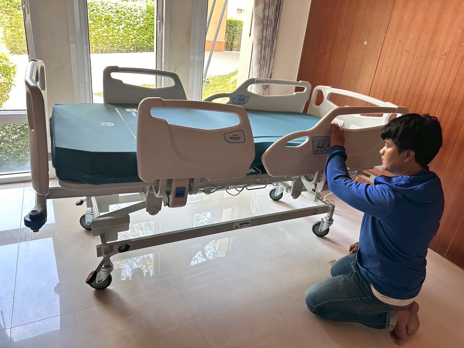 ชุดสุดคุ้ม E เตียงผู้ป่วยปรับระดับไฟฟ้า 5 ฟังก์ชั่น Hill-Rom รุ่น Centuris Type C แบบราวกั้นปีกนกยาว + ฟูก Hill-Rom NP50 แบรนด์จากประเทศสหรัฐอเมริกา + แถมพิเศษ หมอน + ผ้าปูที่นอน + ผ้ายาง + เก้าอี้นั่งอาบน้ำ + ไม้เท้า รับประกัน 1 ปี (รุ่นขายดี)