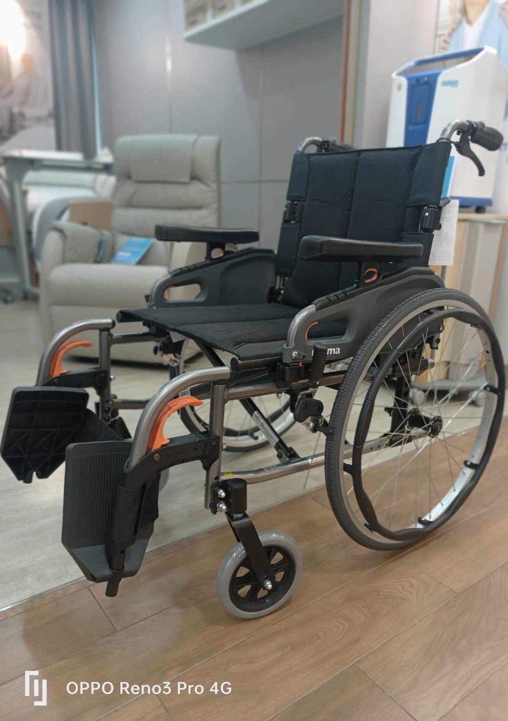 รถเข็นอลูมินัมอัลลอยด์คาร์ม่า ไซร้ใหญ่ Karma รุ่น FLEXX (KM-8522) เบาะกว้างพิเศษ 20 นิ้ว รองรับน้ำหนักสูงสุด 130 กิโลกรัม เหมาะสำหรับ คนมีรูปร่างใหญ่, คนที่มีน้ำหนักมาก, คนไซร์ฝรั่ง, สูง ใหญ่ ของแท้ รับประกันศูนย์ไทย 5 ปี