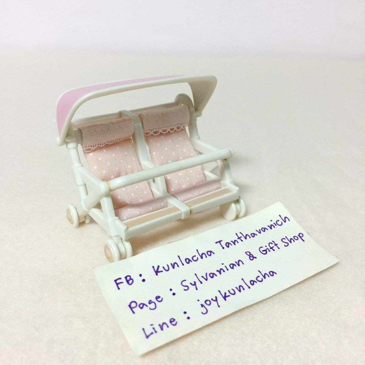 รถเข็นเบบี้ฝาแฝด มีรอยกาวแต่เข็นเล่นได้ปกติ ซิลวาเนียน Double Pushchair : Sylvanian Families