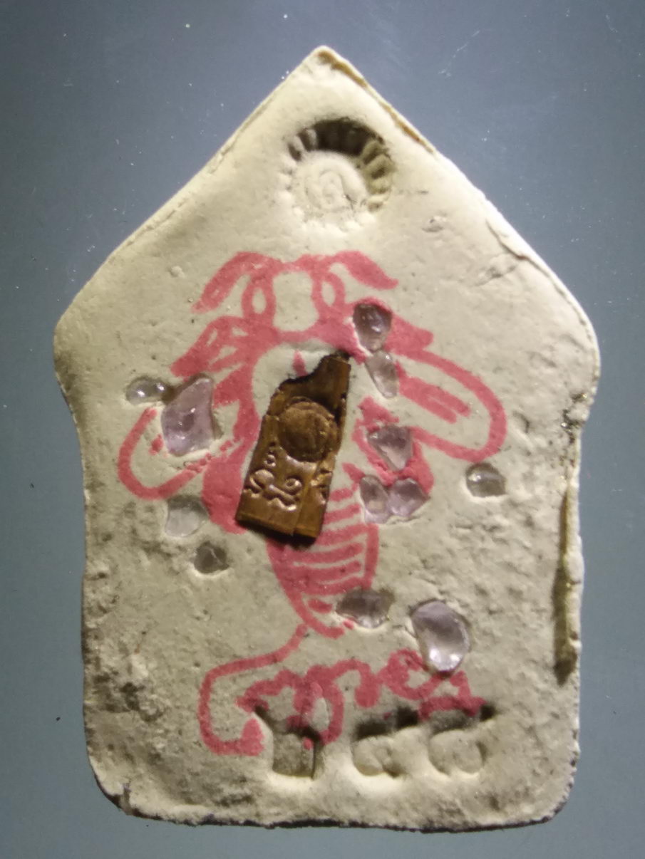 รหัสสินค้า พระมีกล่อง 3901 พระขุนแผนพลายงาม เนื้อผง ฝังตะกรุด โรยแร่มวลสาร ปั๊มตรายาง ตัวต่อเงินต่อทอง ด้านหน้าโรยผงตะไบ วัดแค จังหวัดสุพรรณบุรี