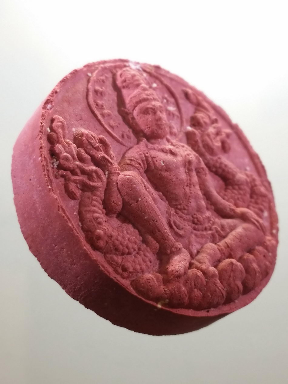 รหัสสินค้า พระมีกล่อง 4045 พระเทวราชโพธิสัตว์ จตุคามรามเทพ รุ่นทรัพย์ไหลมามหามงคล เนื้อว่านแดงพิมพ์เล็ก ขนาดเทียบกับเหรียญบาท