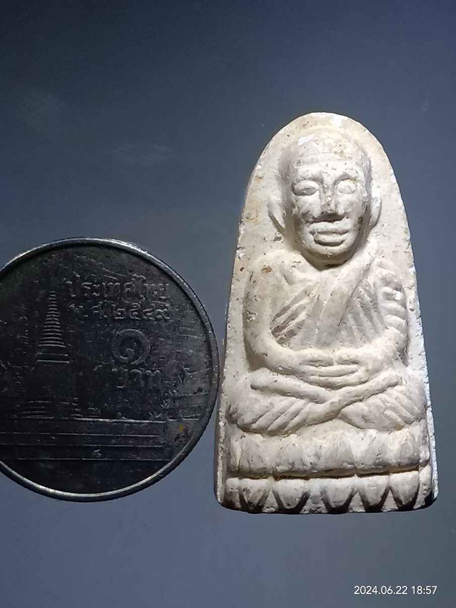 รหัสสินค้า พระเนื้อดิน เนื้อผง เนื้อว่าน 200 หลวงปู่ทวดพิมพ์พระรอด เนื้อผงด้านหลังมีรอยกดโค้ด กลมๆ หลังเรียบ ไม่ทราบที่ เชิญครับไม่แพง