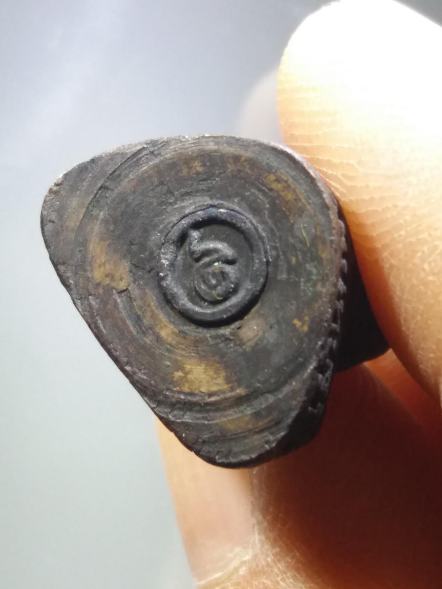 รหัสสินค้า พระมีกล่อง 3889 รูปหล่อโบราณ บรรจุกริ่ง ก้นวงเดือน หลวงพ่อสุเทพ พระครูนนทปัญญาวิมล วัดชลอ อำเภอบางกรวย จังหวัดนนทบุรี สร้างปี 2535