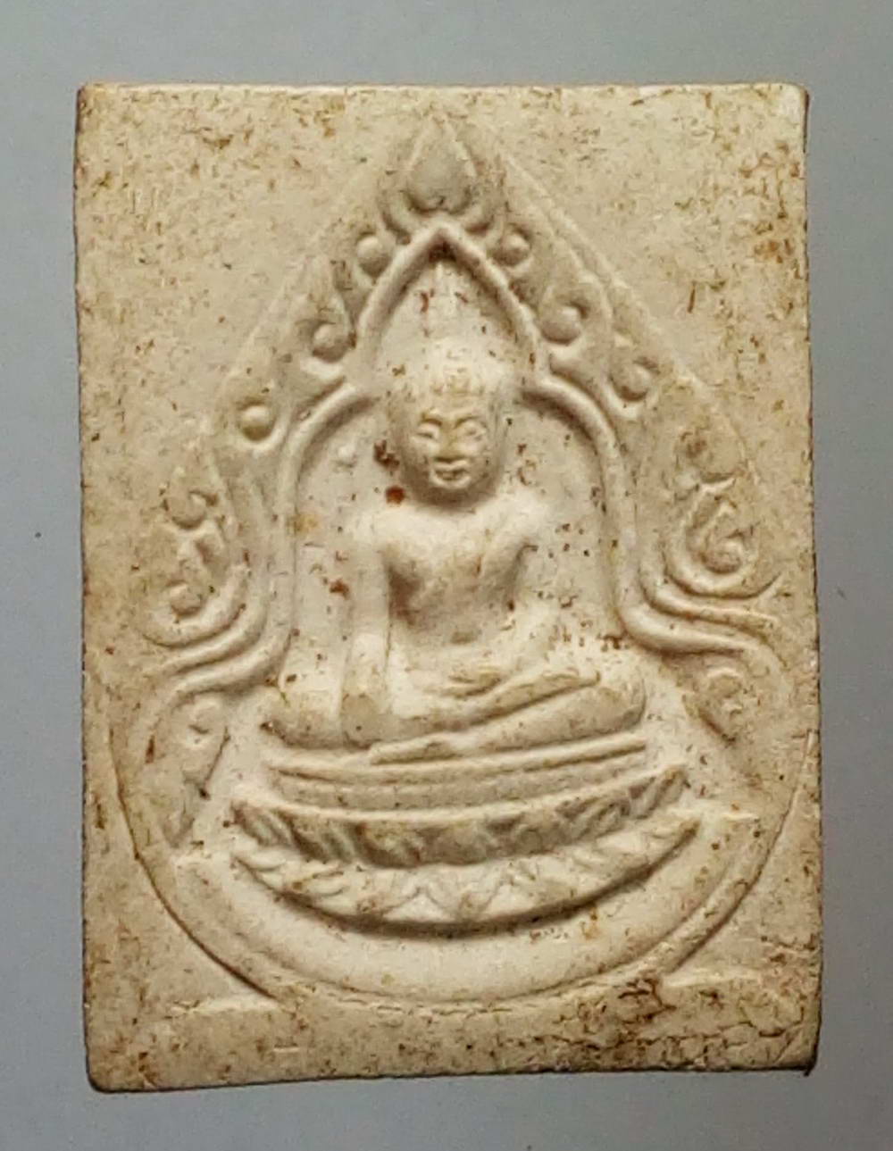 รหัสสินค้า พระไม่ทราบที่ 175 พระเกจิรูปเหมือนเนื้อผง หลังพระพุทธ ซุ้มเรือนแก้ว นั่งฐานบัวปางมารวิชัย ไม่ทราบที่