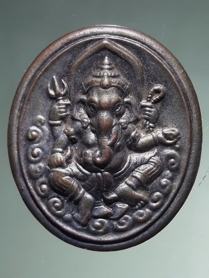 Antig FB 12853 เหรียญพระพิฆเณศวร เทพเจ้าแห่งความสำเร็จ เนื้อทองแดงกะไหล่เงิน กรมศิลปากร จัดสร้างปี 2547 ตอกโค๊ต ด้านหลัง