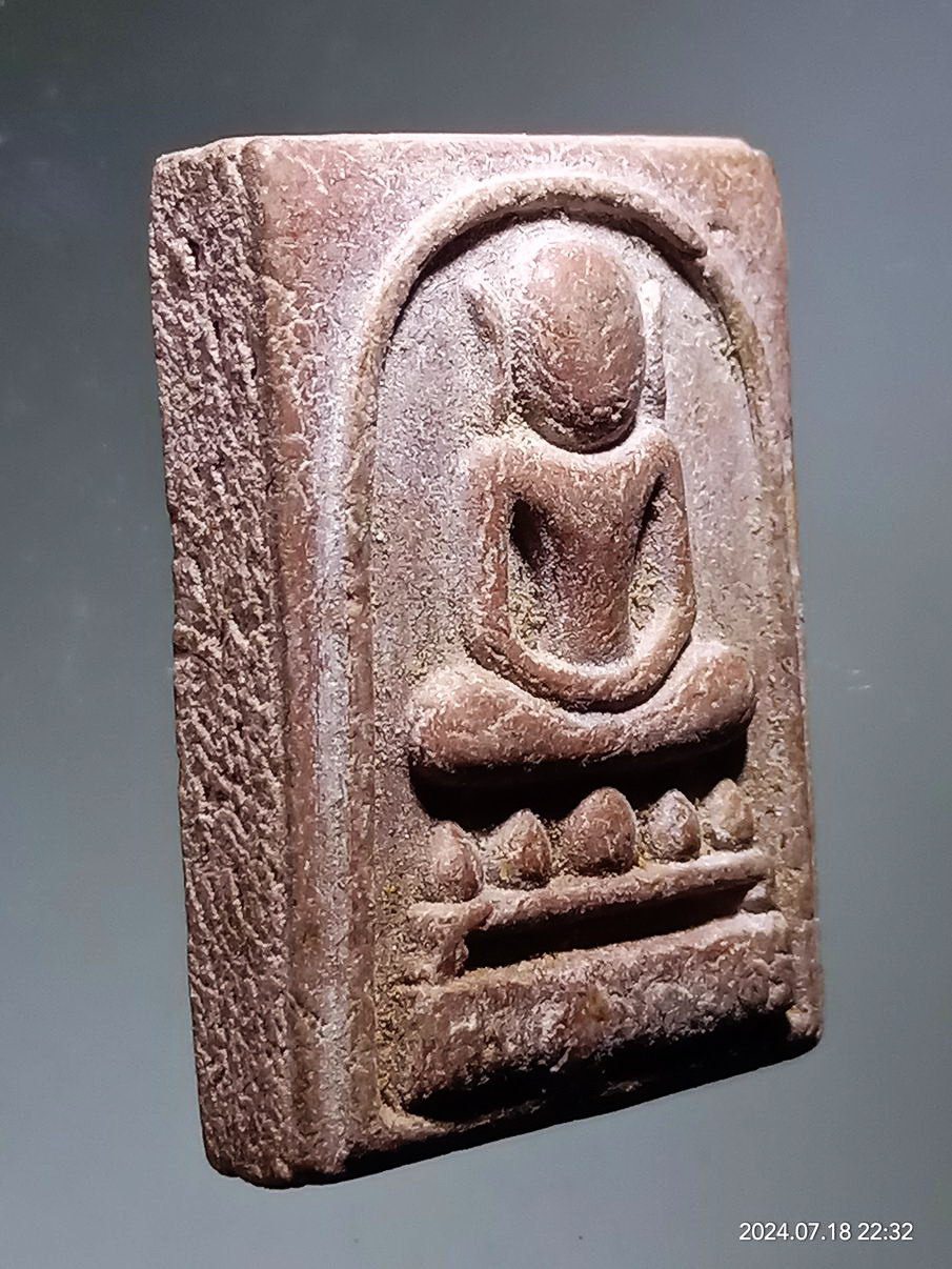 รหัสสินค้า พระสมเด็จ วัดต่างๆ 1227 พระสมเด็จ พิมพ์ไกเซอร์ หลังเศียรพ่อแก่นารอด วัดหน้าต่างนอก จังหวัดอยุธยา จัดสร้างปี 2545 หายาก สร้างน้อย