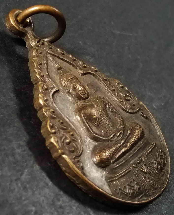 รหัสสินค้า กรุงเทพ 037 เหรียญพระแก้วมรกต หลังภปร. ที่ระลึกฉลองกรุงรัตนโกสินทร์ 200 ปี วัดพระศรีรัตนศาสดาราม กรุงเทพฯ พระรายการนี้ให้เช่าบูชาแล้ว