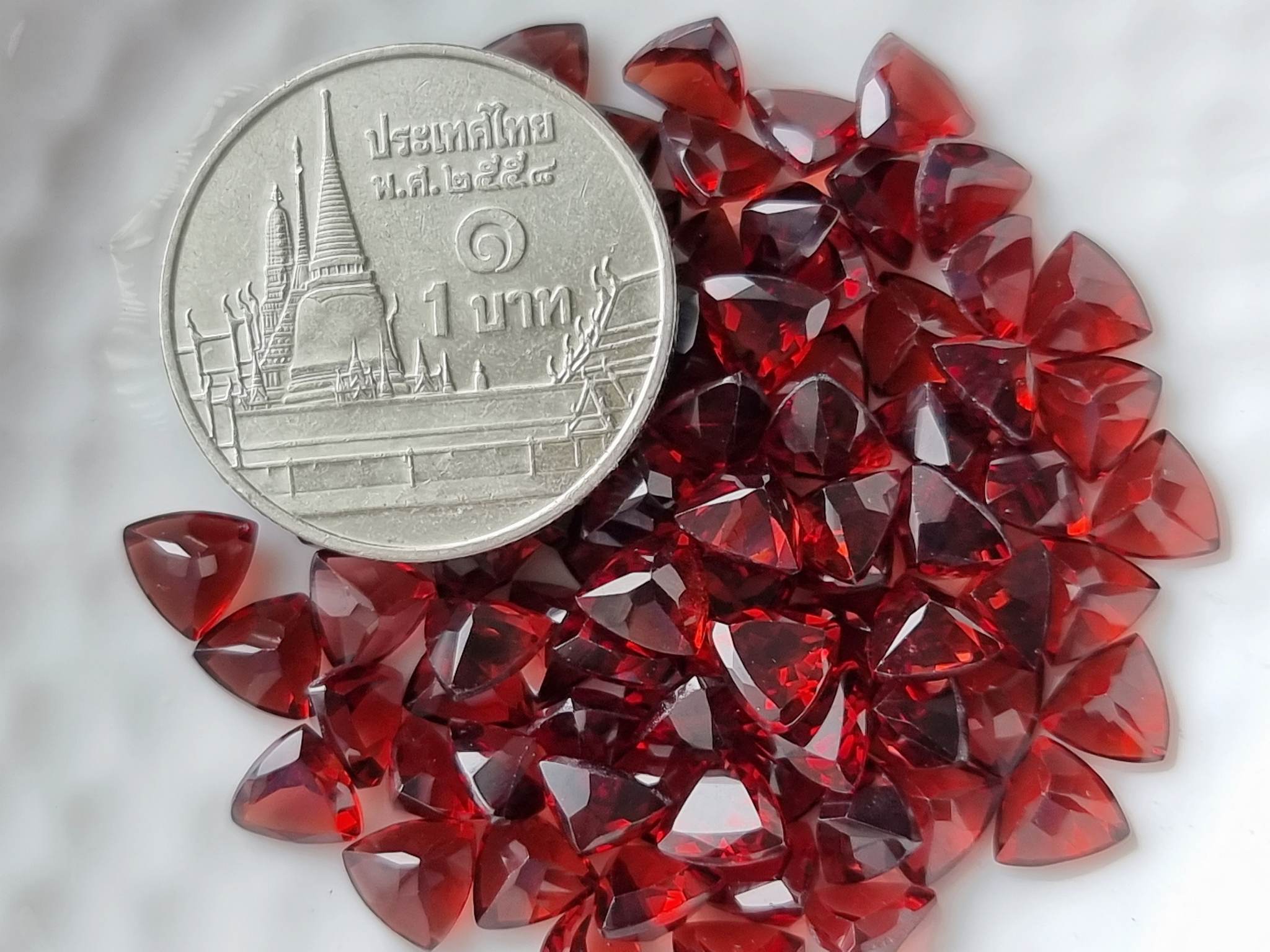 โกเมนสามเหลี่ยม 5 มม. 5 กะรัต