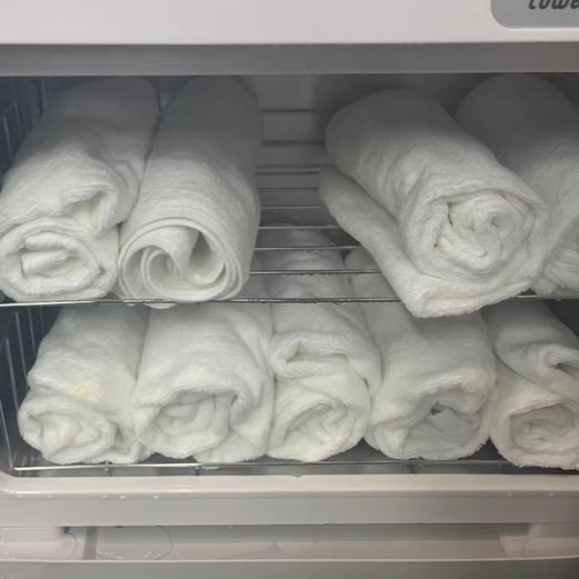 ตู้อบผ้าร้อน 3ประตู ใช้อบผ้าร้อน ผืนเล็กได้ 50-60ผืน เหมาะกับใช้ในสถานบริการความงาม คลินิก สปา โรงแรม