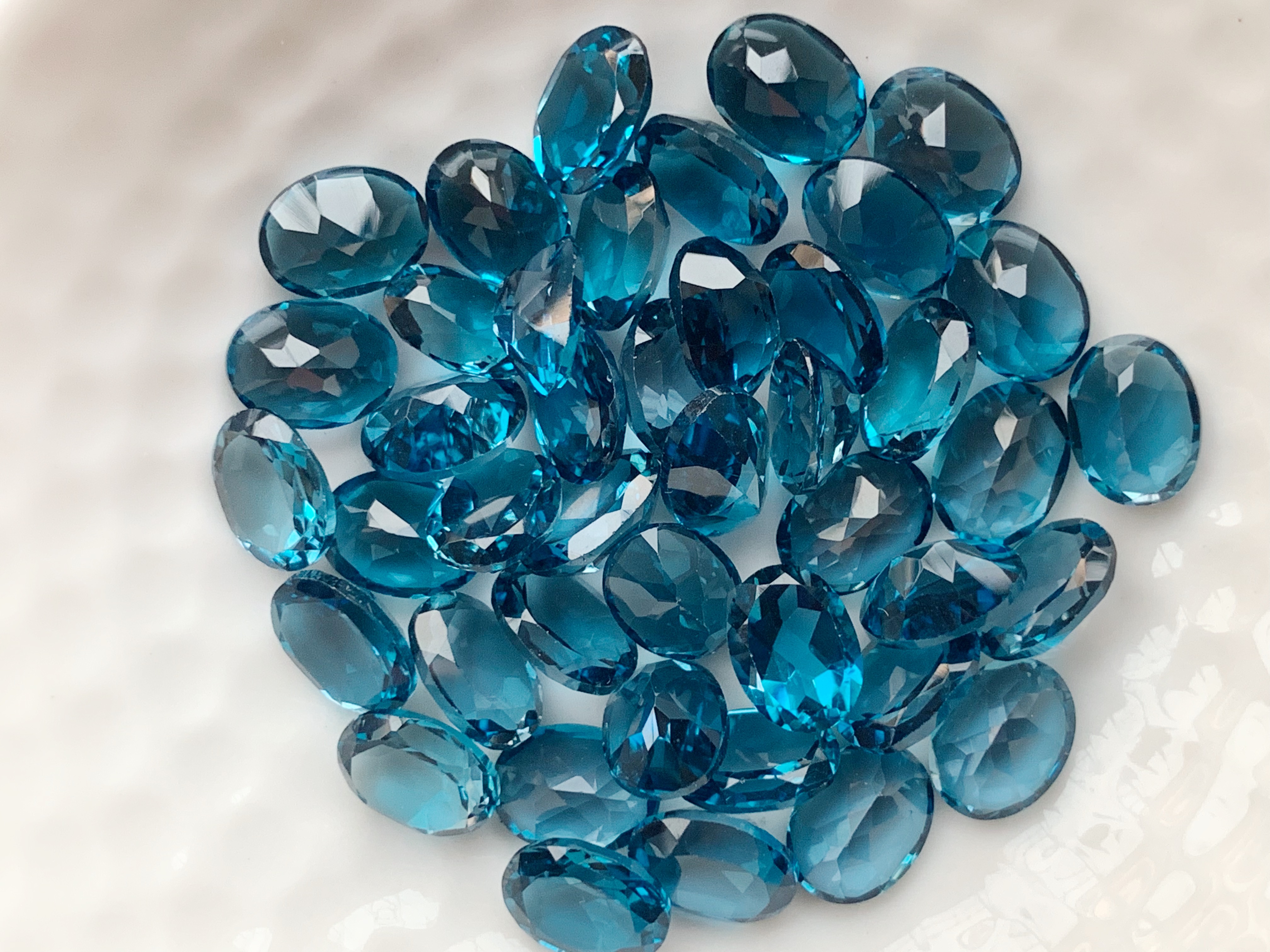 ลอนดอนบลูโทปาสไข่ 8X6 มม. 5 กะรัต