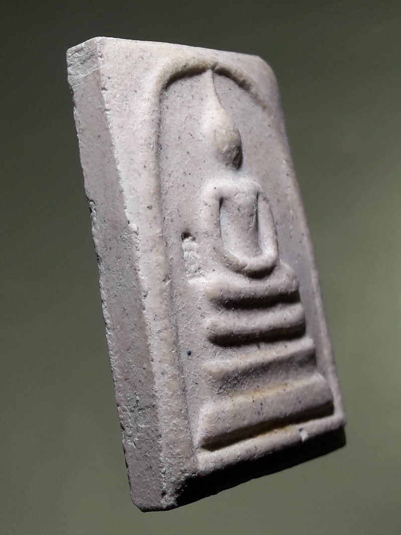 รหัสสินค้า พระสมเด็จ วัดต่างๆ 1319 พระสมเด็จ ด้านหลังปั๊มตรายางรูประฆัง แต่ปั๊มไม่ชัด ด้านหน้า กดโค๊ตรูประฆัง วัดระฆังโฆสิตาราม ไม่ทราบปีที่สร้าง