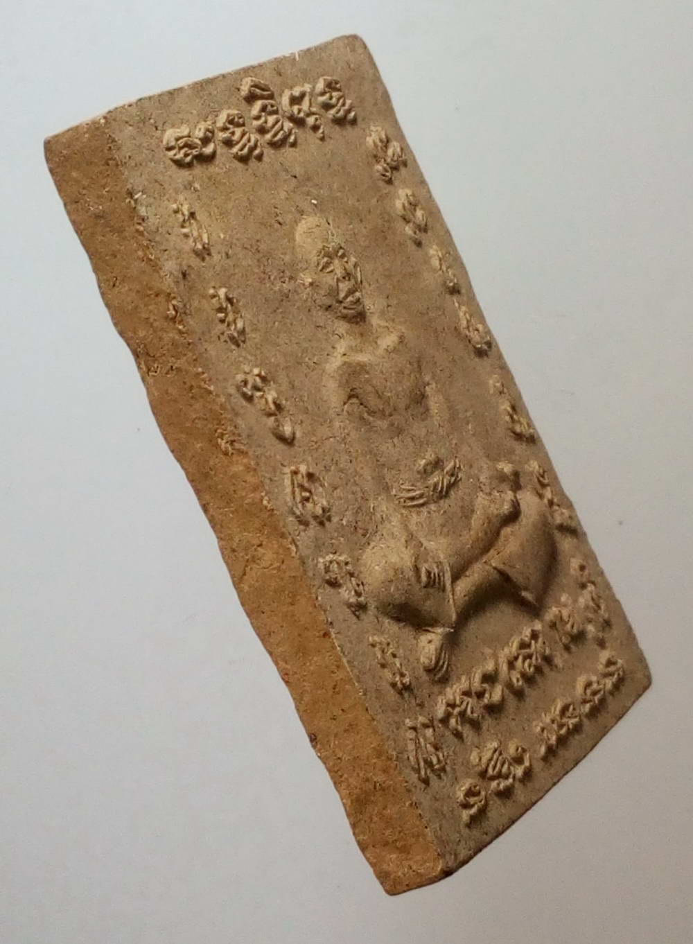 รหัสสินค้า พระไม่ทราบที่ 133 ฆาราวาสเนื้อผง หลังนางกวัก ไม่ทราบที่ พระรายการนี้ให้เช่าบูชาแล้ว