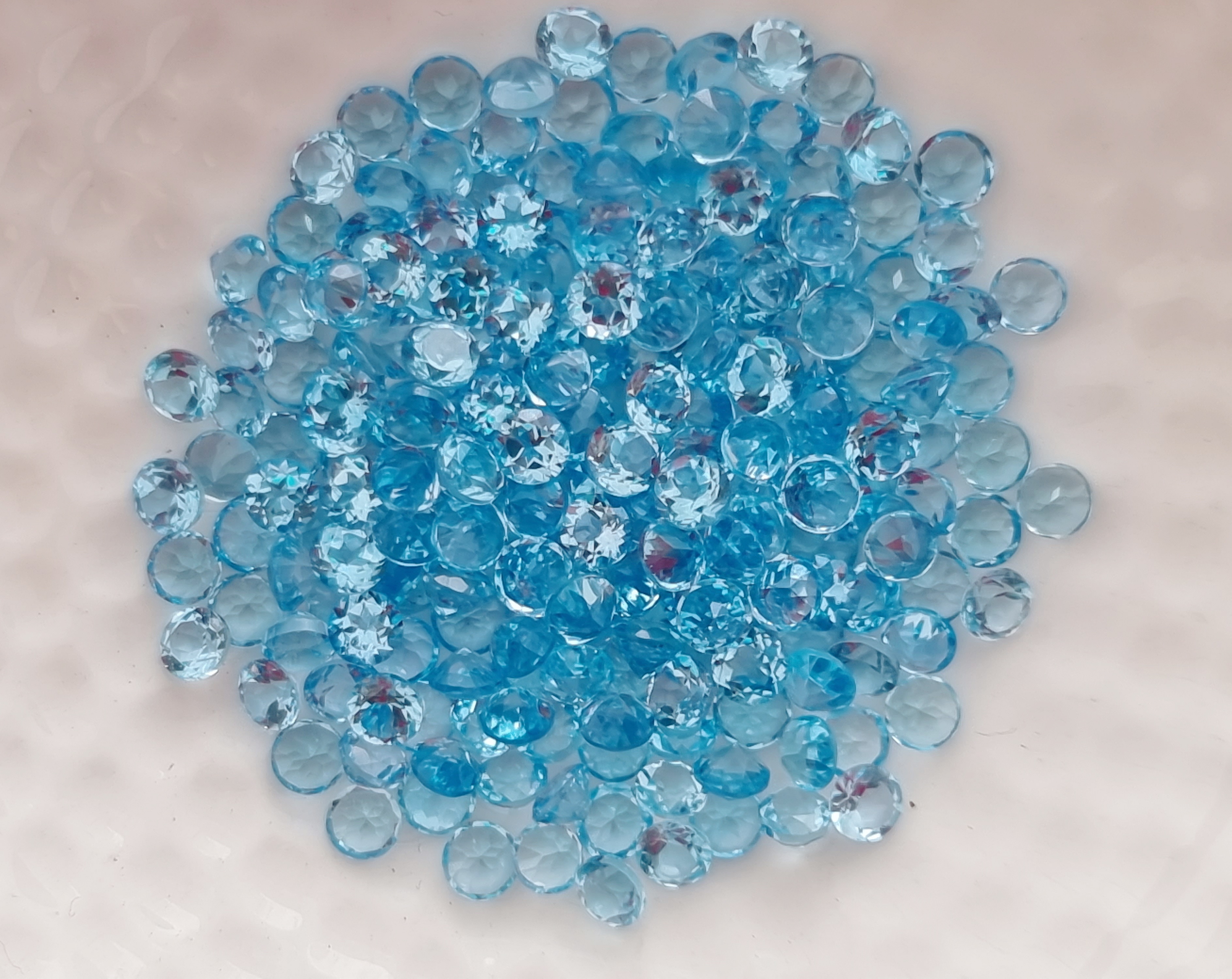 พลอยบลูโทปาสกลม 3.5 มม. 5 กะรัต