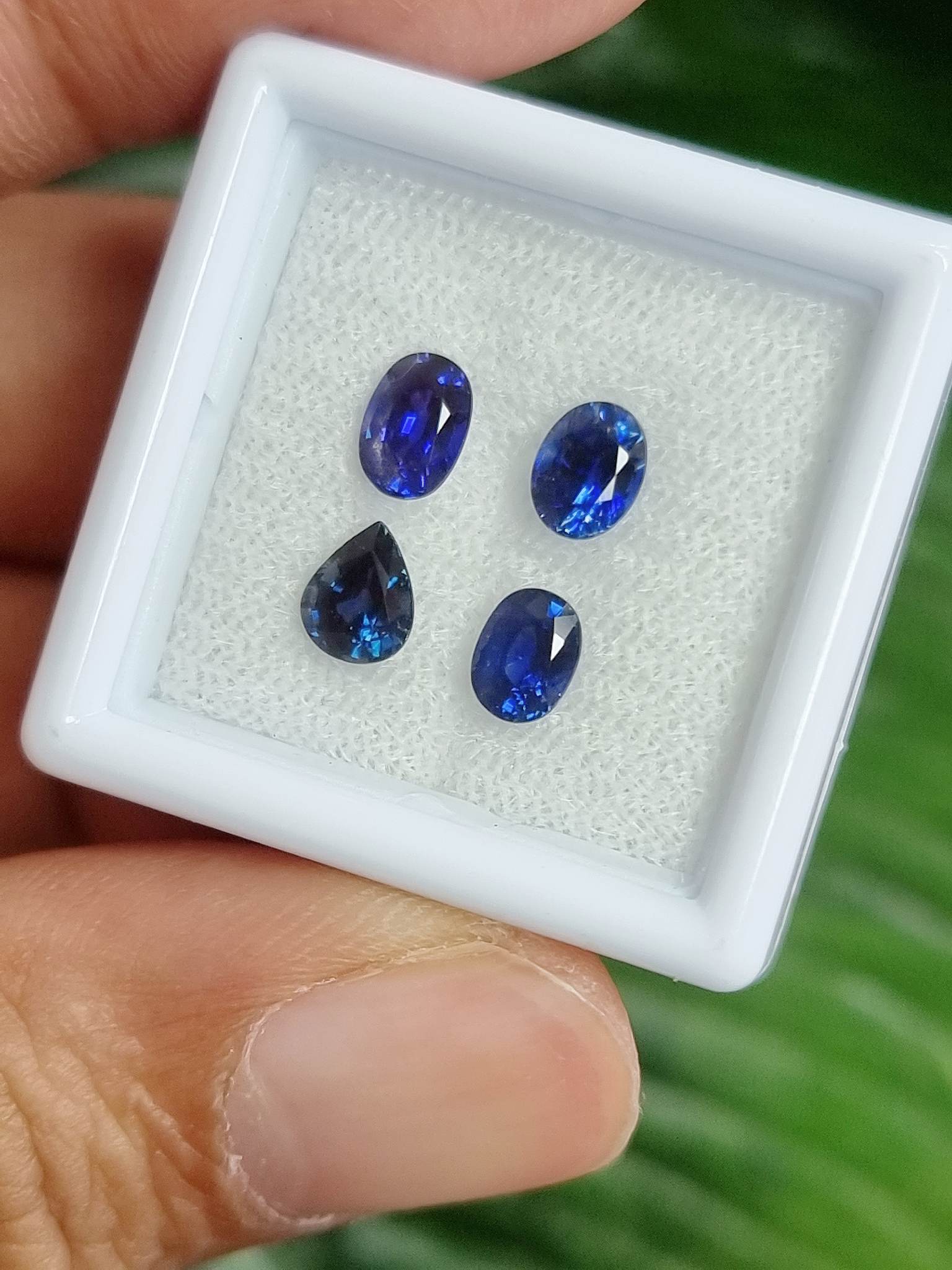 พลอยไพลินเผาเก่า นน.รวม 4 เม็ด 2.55 กะรัต 1 ชุด