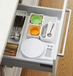 เครื่องชั่งดิจิตอล ชั่งน้ำหนักสูงสุด 2 กิโลกรัม ความละเอียด 1 กรัม เครื่องชั่งน้ำหนักดิจิตอลในครัว ยี่ห้อ Tanita รับประกัน 3 ปีเต็ม สีขาว สวย เรียบ หรู คงทนใช้งานง่าย