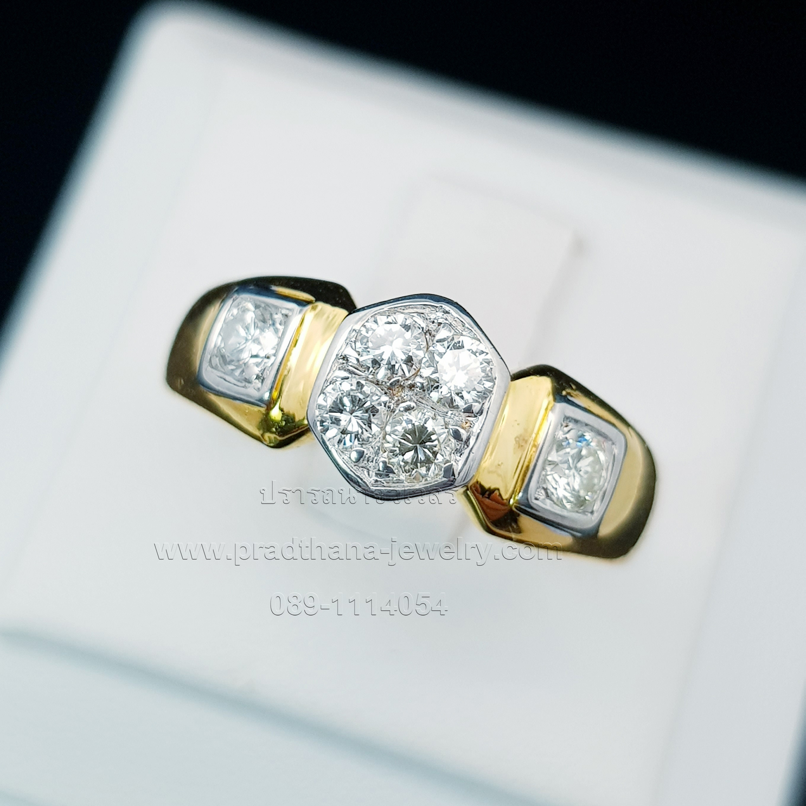 แหวนเพชรกระจุกกลางบ่าเพชร