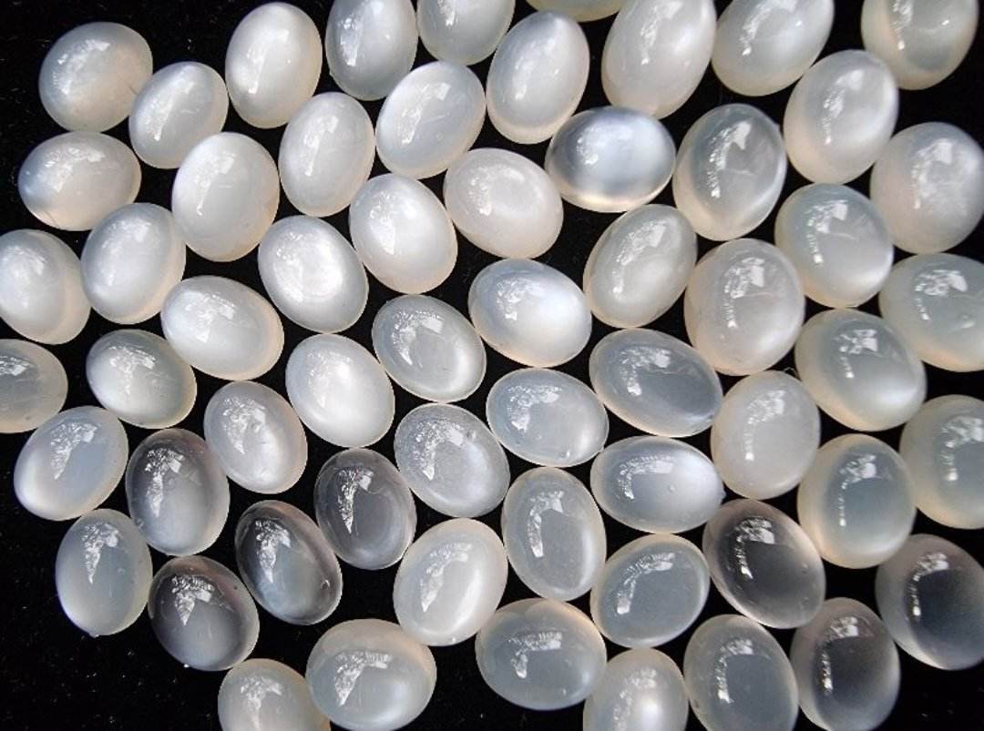 มูนสโตนไข่หลังเบี้ย 8x6 mm. 6 กะรัต