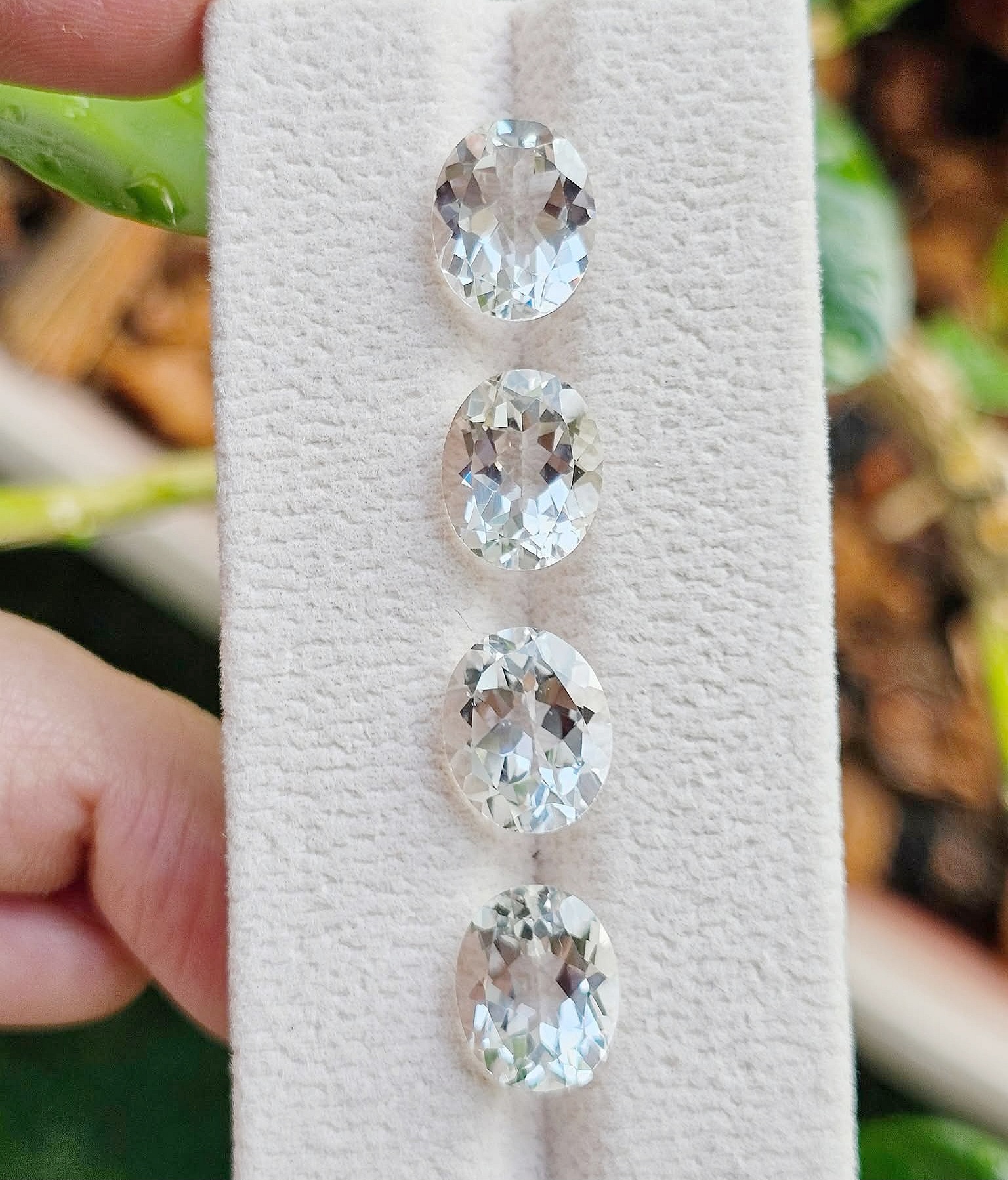 ไวท์โทปาสไข่ 9x11mm. 1 เม็ด