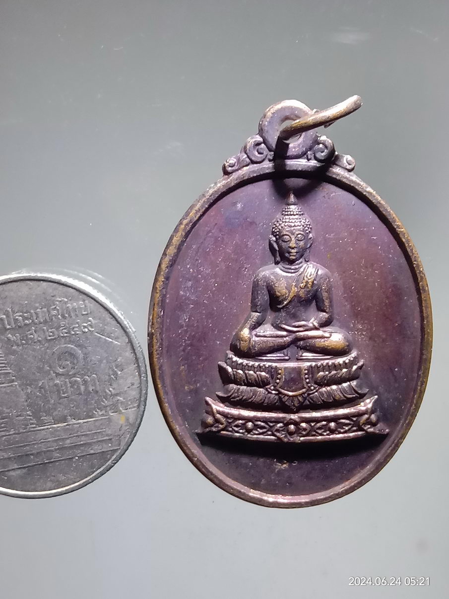 รหัสสินค้า เหรียญพระพุทธ 106 เหรียญที่ระลึก ในการสร้างพระพุทธรูป 4 แผ่นดิน จังหวัดเชียงราย สร้างปี 2547 ตอกโค๊ต ด้านหน้า