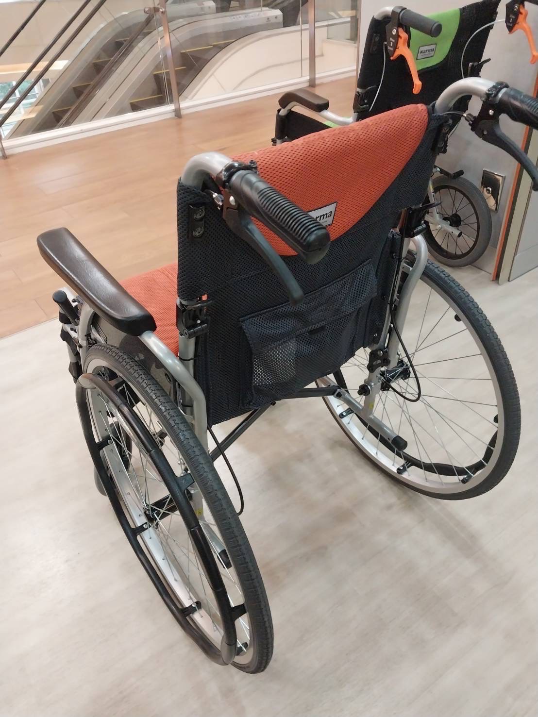รถเข็นอลูมินัมอัลลอยด์คาร์ม่า รุ่น S-Ergo 125 (WheelChair KARMA S-Ergo 125) ถอดชิ้นส่วนได้ เปิดที่พักแขนขึ้นได้ สะดวกต่อการเคลื่อนย้ายผู้ใช้งาน นั่งสบาย รองรับน้ำหนักสูงสุด 115 กิโลกรัม ของแท้ รับประกันศูนย์ไทย 5 ปี