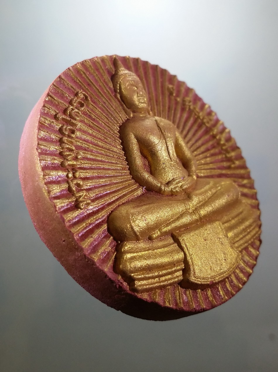 รหัสสินค้า พระมีกล่อง 063 พระพุทธโสธร หลังภาษาจีน รุ่น มังกรแห่งโชคลาภ พิธีพุทธาภิเษก วัดโสธรวรารามวรวิหาร จ.ฉะเชิงเทรา และวัดจีนประชาสโมสร เล่งฮกยี่ พุทธาภิเษก 2 วัด พระสวยมาก แต่กล่องไม่ใช่ของเดิม ขนาดเทียบกับเหรียญบาท