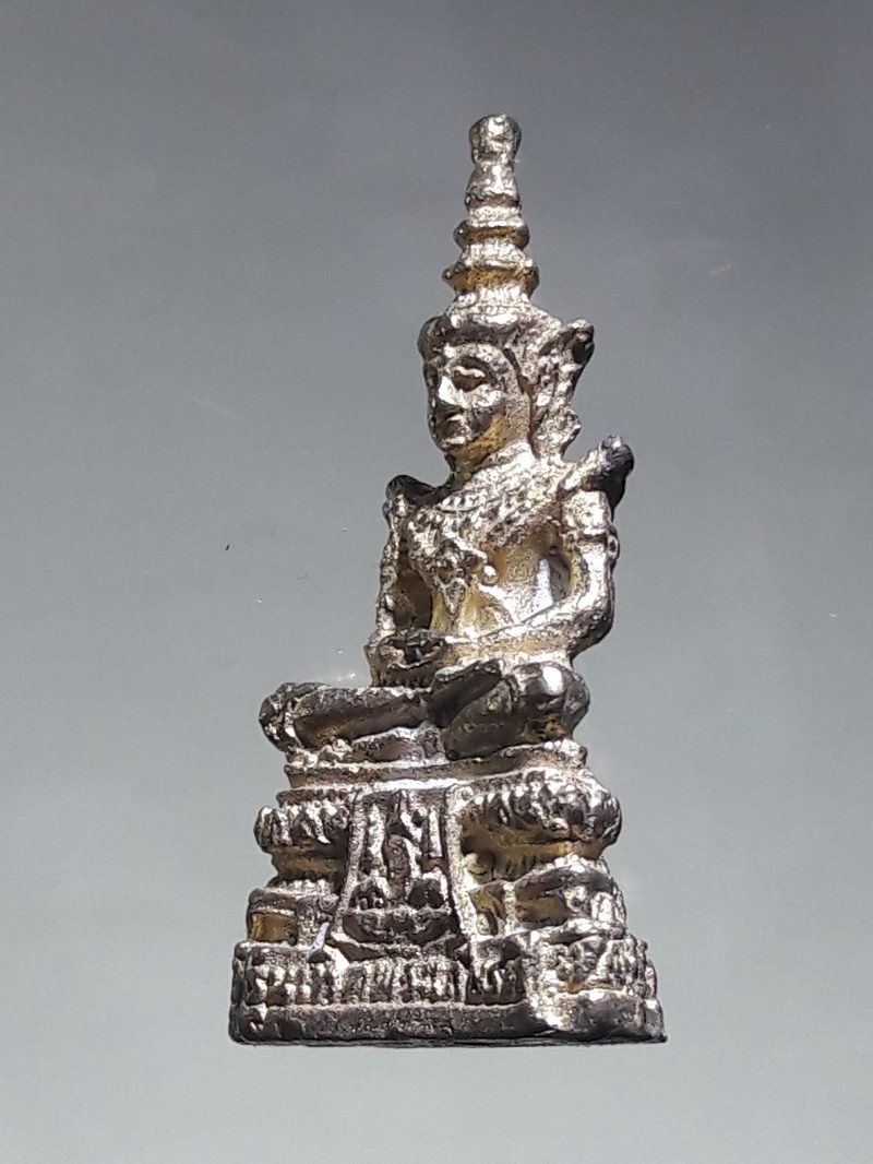 รหัสสินค้า พระมีกล่อง 265 รููปหล่อเนื้อทองระฆัง สมเด็จมหาจักรพรรดิ รุ่น 1 สำนักสงฆ์พรหมวนาราม จังหวัดพิษณุโลก ขนาดเทียบกับเหรียญบาท กล่องเดิม