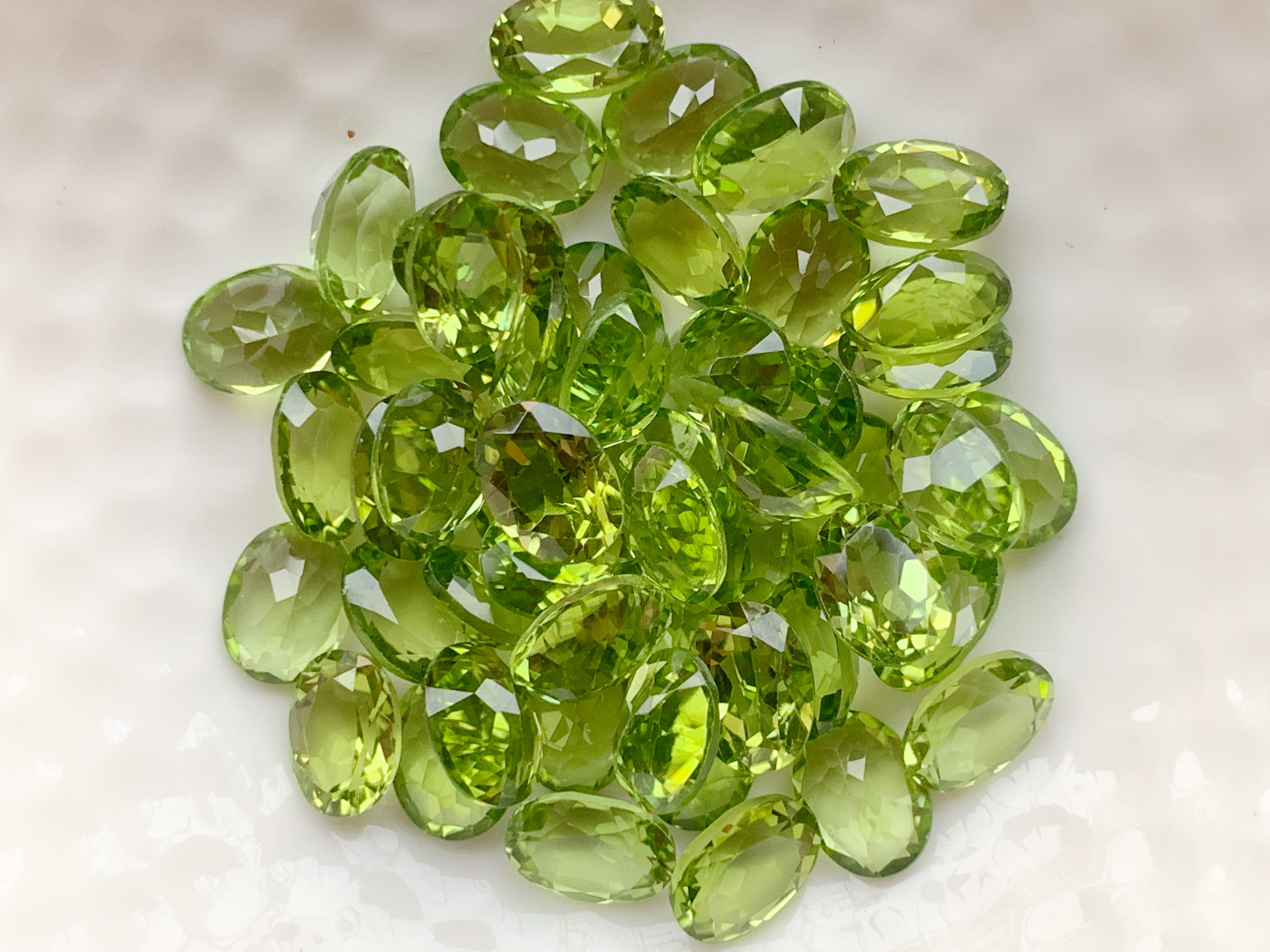 เพอริดอทไข่ 8X6 มม. 5 กะรัต