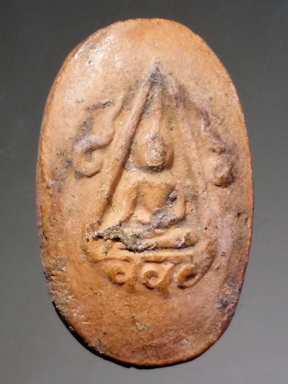 รหัสสินค้า พระไม่ทราบที่ 228 พระเนื้อดินเผา พิมพ์พระพุทธชินราช หลัง นางจุฬามณี เกจิยุคหลังสร้าง น่าจะสร้างในจังหวัดพิษณุโลก ไม่ทราบที่ พระรายการนี้ให้เช่าบูชาแล้ว