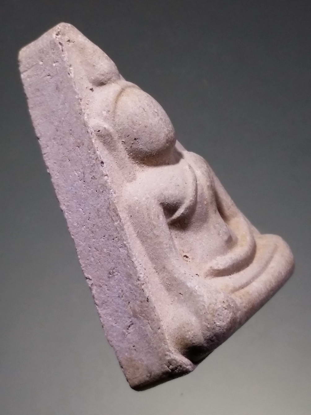 รหัสสินค้า พระไม่ทราบที่ 253 พระนางพญาเนื้อผง ใต้ฐานมีโค๊ตอุ ไม่ทราบที่