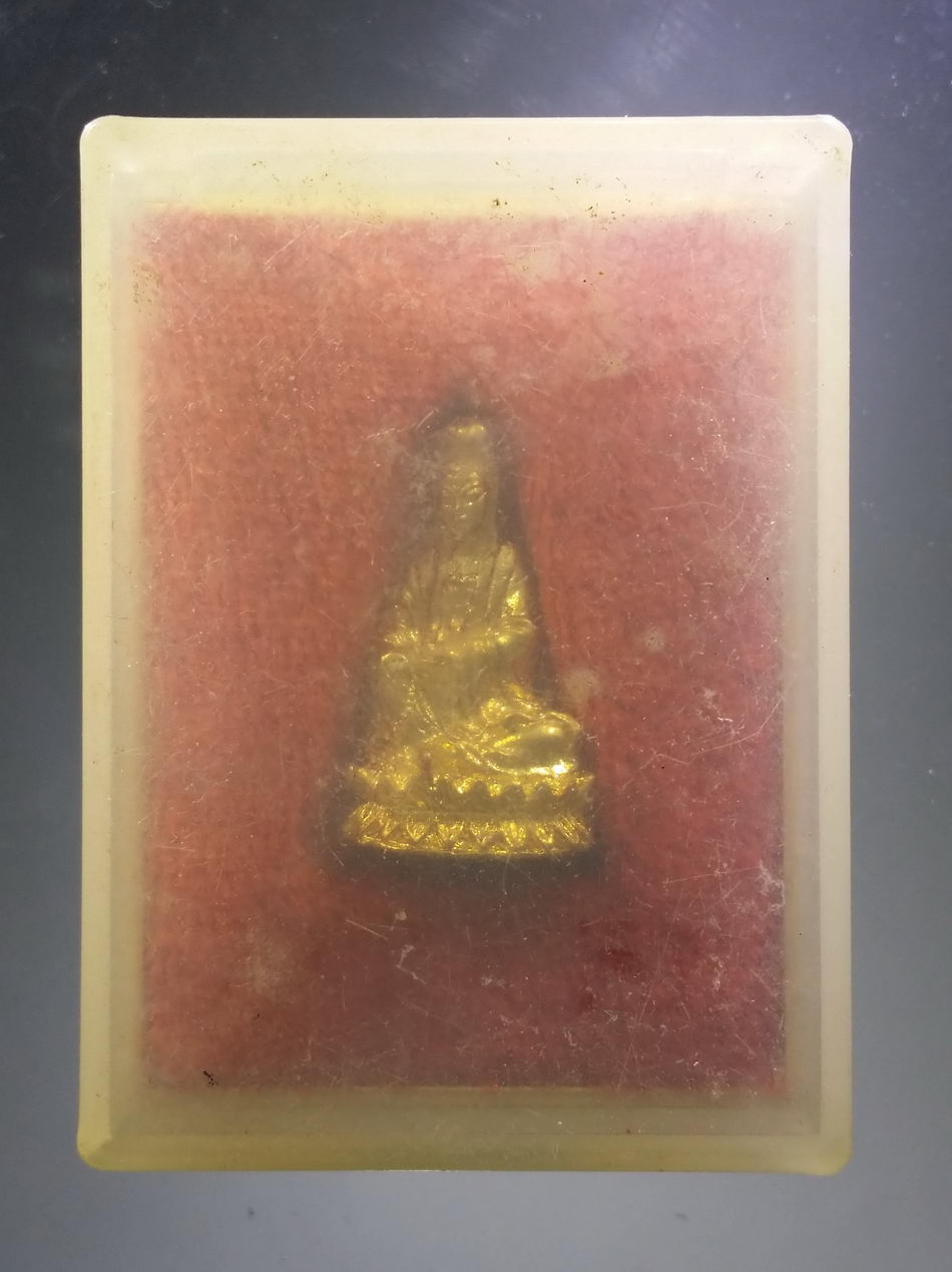 รหัสสินค้า พระมีกล่อง 3823 รูปหล่อกะไหล่ทอง เจ้าแม่กวนอิมโพธิสัตว์ ไม่ทราบที่ เก่าครับ มีอายุ