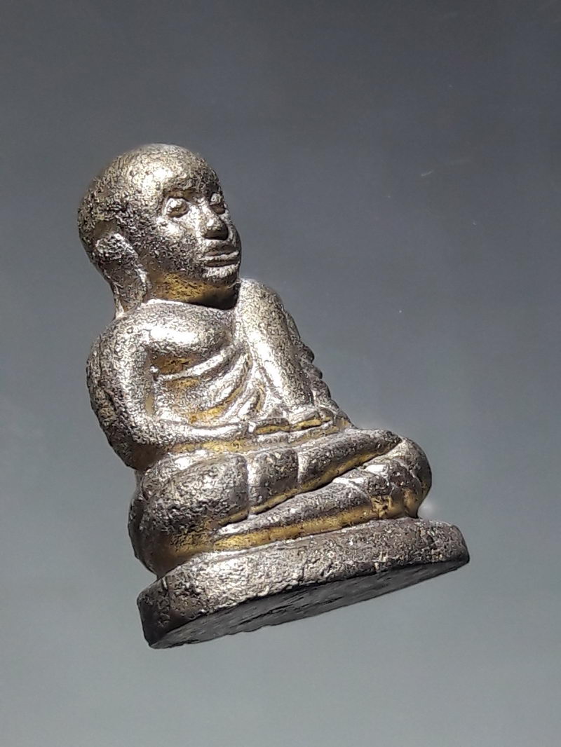 รหัสสินค้า พระมีกล่อง 253 รูปหล่อหลวงพ่อเงิน วัดบางคลาน ออกวัดวิจิตราราม จังหวัดพิจิตร สร้างปี 2558 รุ่นเศรษฐีใหม่ ตอกโค๊ตใต้ฐาน ขนาดเทียบกับเหรียญบาท กล่องเดิม