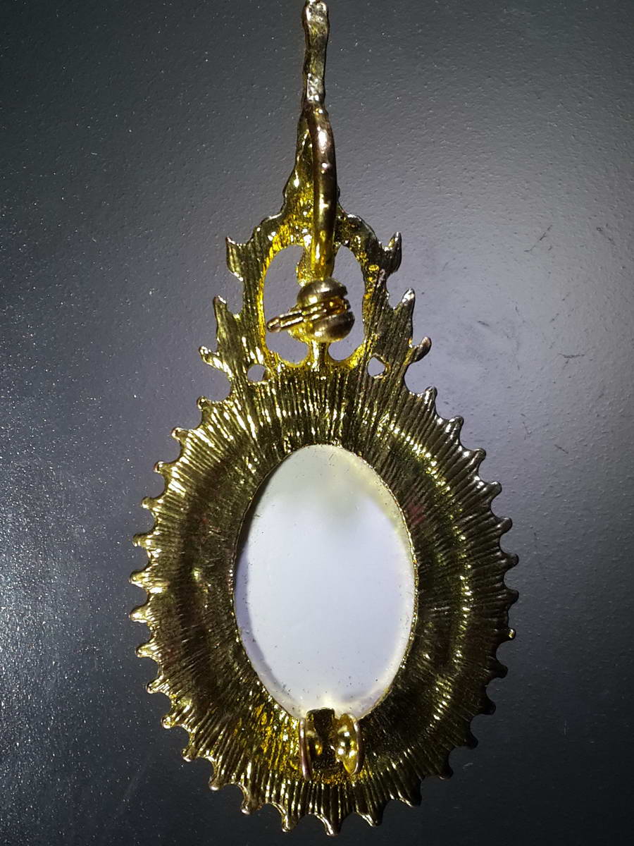 รหัสสินค้า เครื่องราง ล็อตเก็ต ภาพถ่าย 071 ล็อกเก็ตเข็มกลัดฝังเพชร ในหลวงรัชกาลที่ 9 เข็มทางด้านหลังหลุดหายไป นอกนั้น สภาพโดยรวมสมบูรณ์ พระรายการนี้ให้เช่าบูชาแล้ว