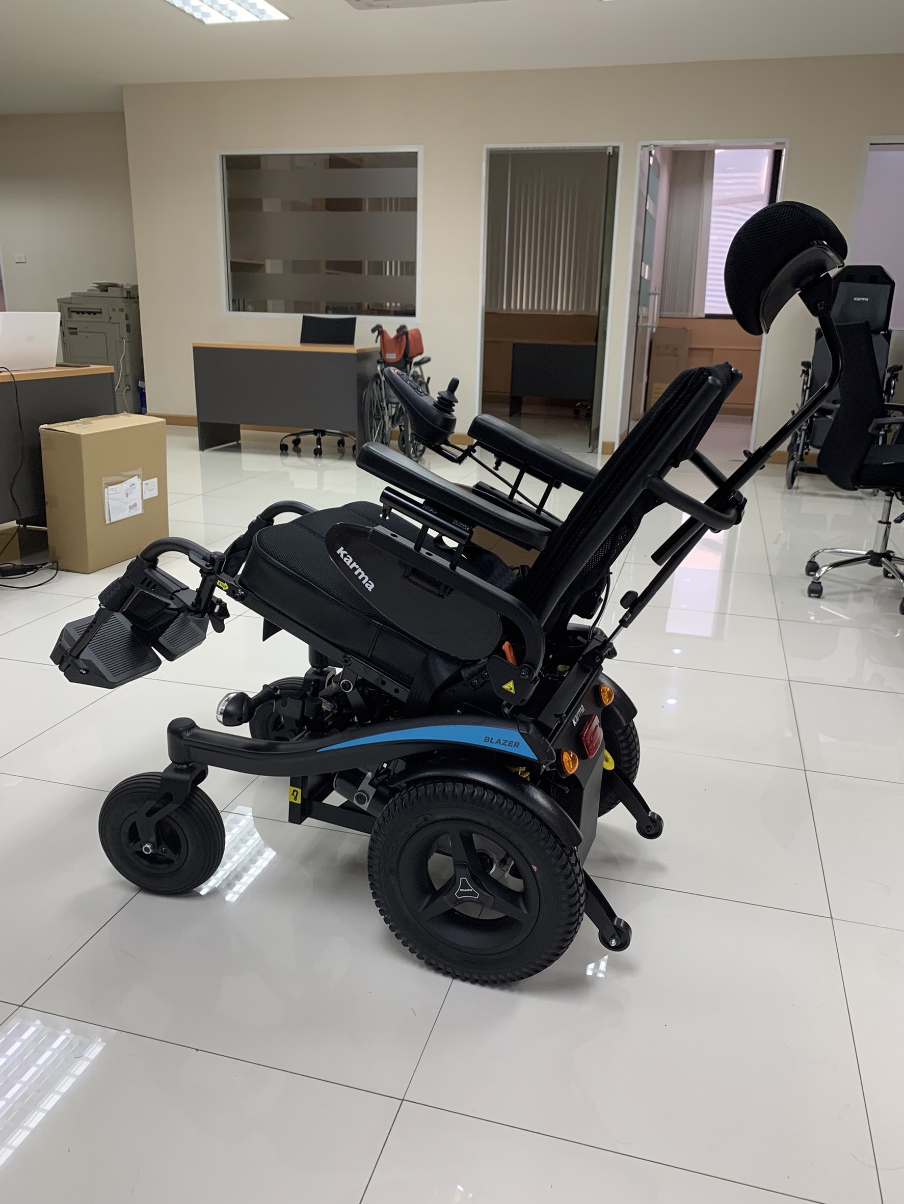 รถเข็นไฟฟ้าคาร์ม่า KARMA รุ่น Blazer Sling พนักพิงหลังปรับเอนได้ พนักพิงศรีษะปรับระดับได้ ของแท้ รับประกันศูนย์ไทย 5 ปี (รุ่นยอดนิยม)